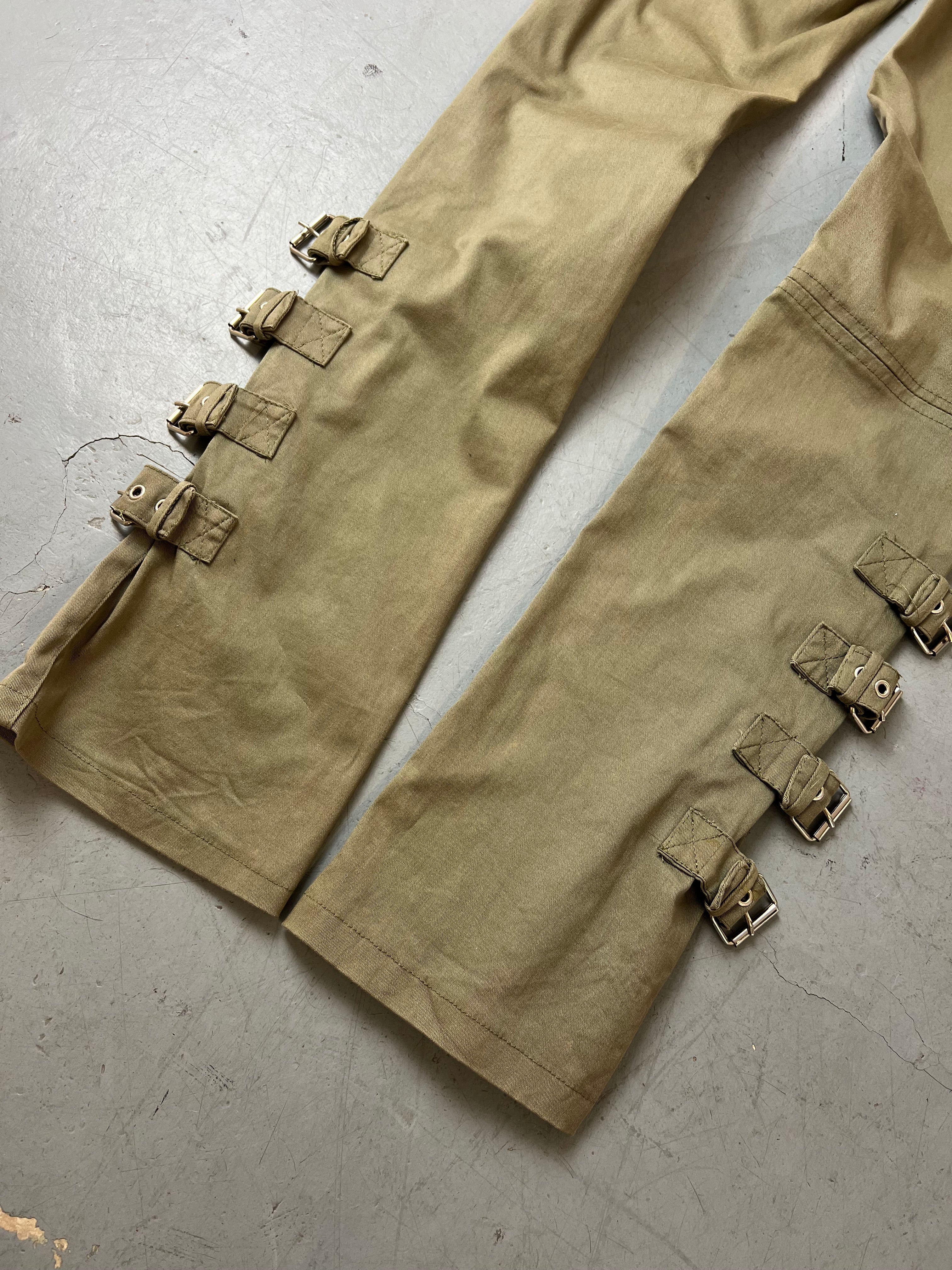 Vintage Khaki Straight Pants with Straps mit Schnallendetails für Damen. Y2K Second Hand 2000s Fashion