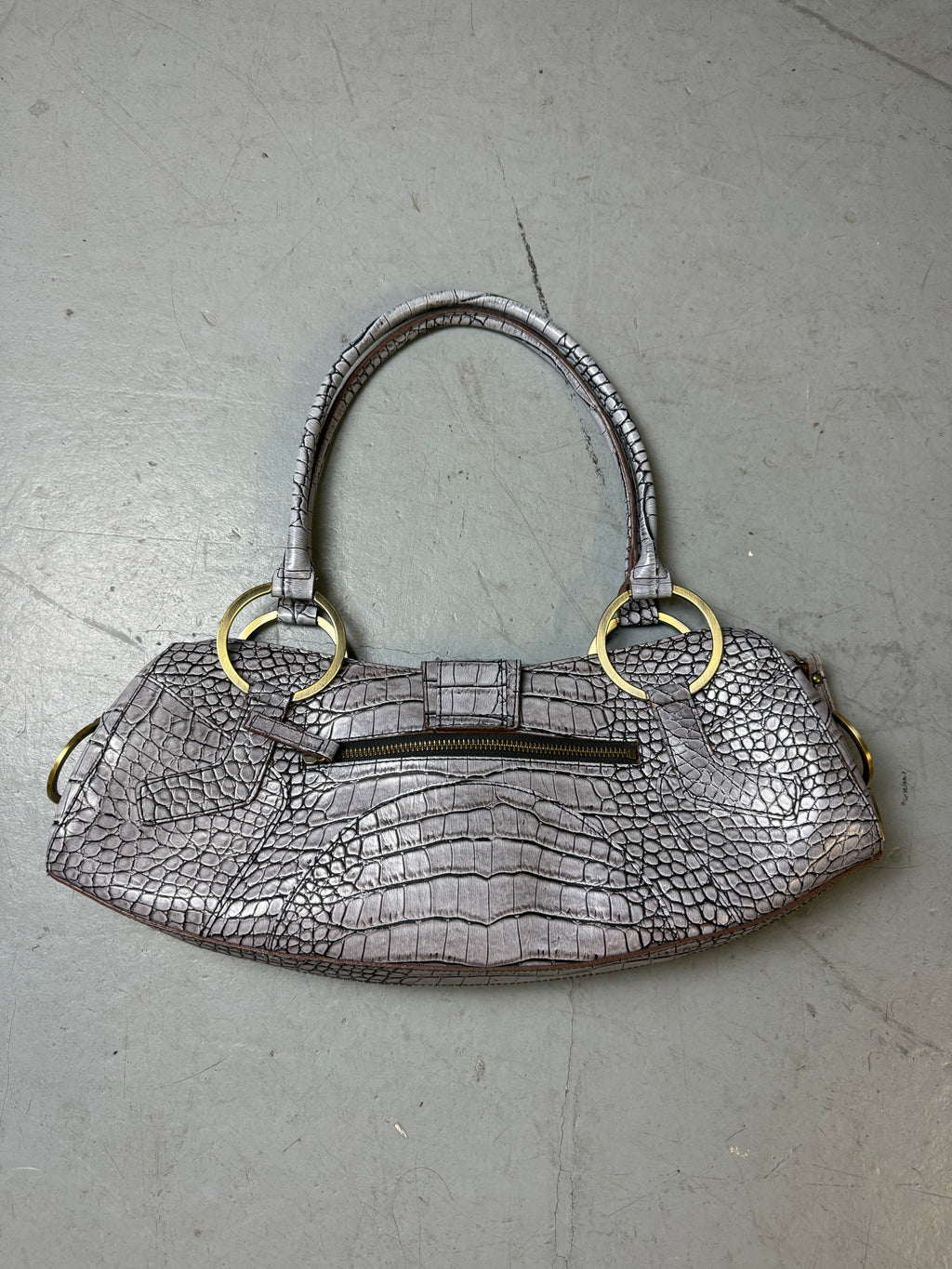 Produktbild von einer Vintage CNTY BAGS Guess Grey Crocodile Optic Baguette Bag von hinten