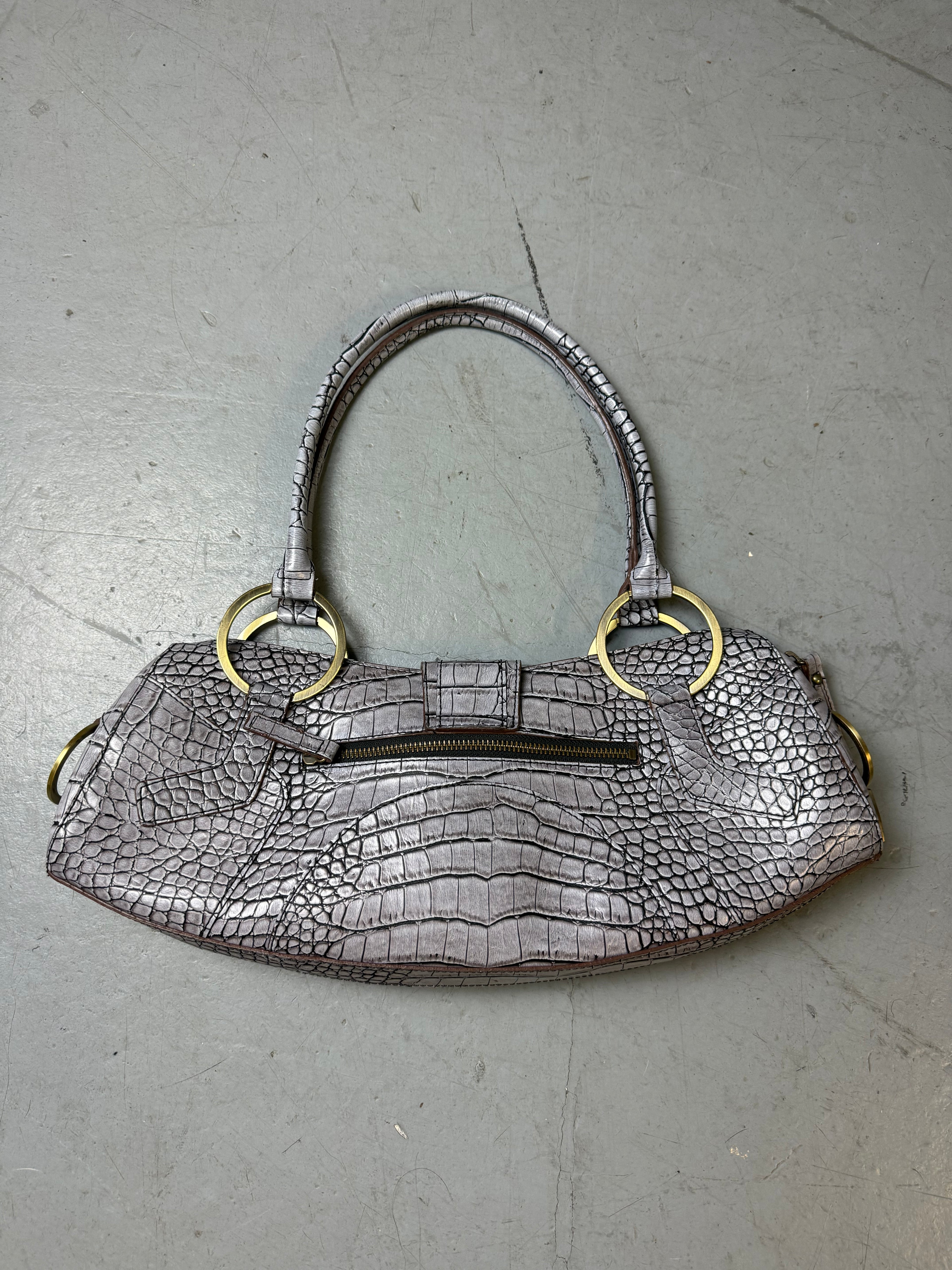 Produktbild von einer Vintage CNTY BAGS Guess Grey Crocodile Optic Baguette Bag von hinten
