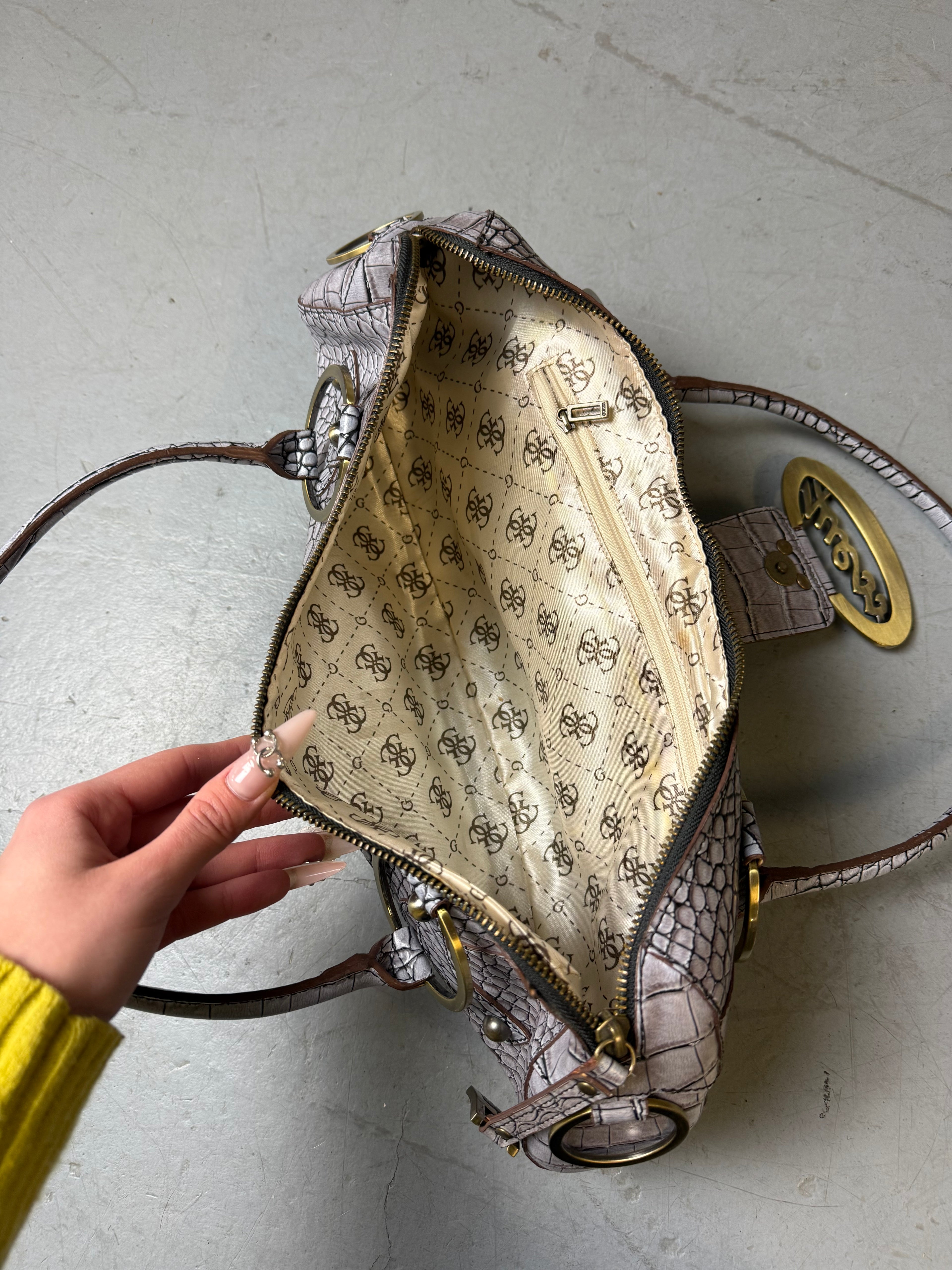 Detailbild von einer Vintage CNTY BAGS Guess Grey Crocodile Optic Baguette Bag von Innenfutter