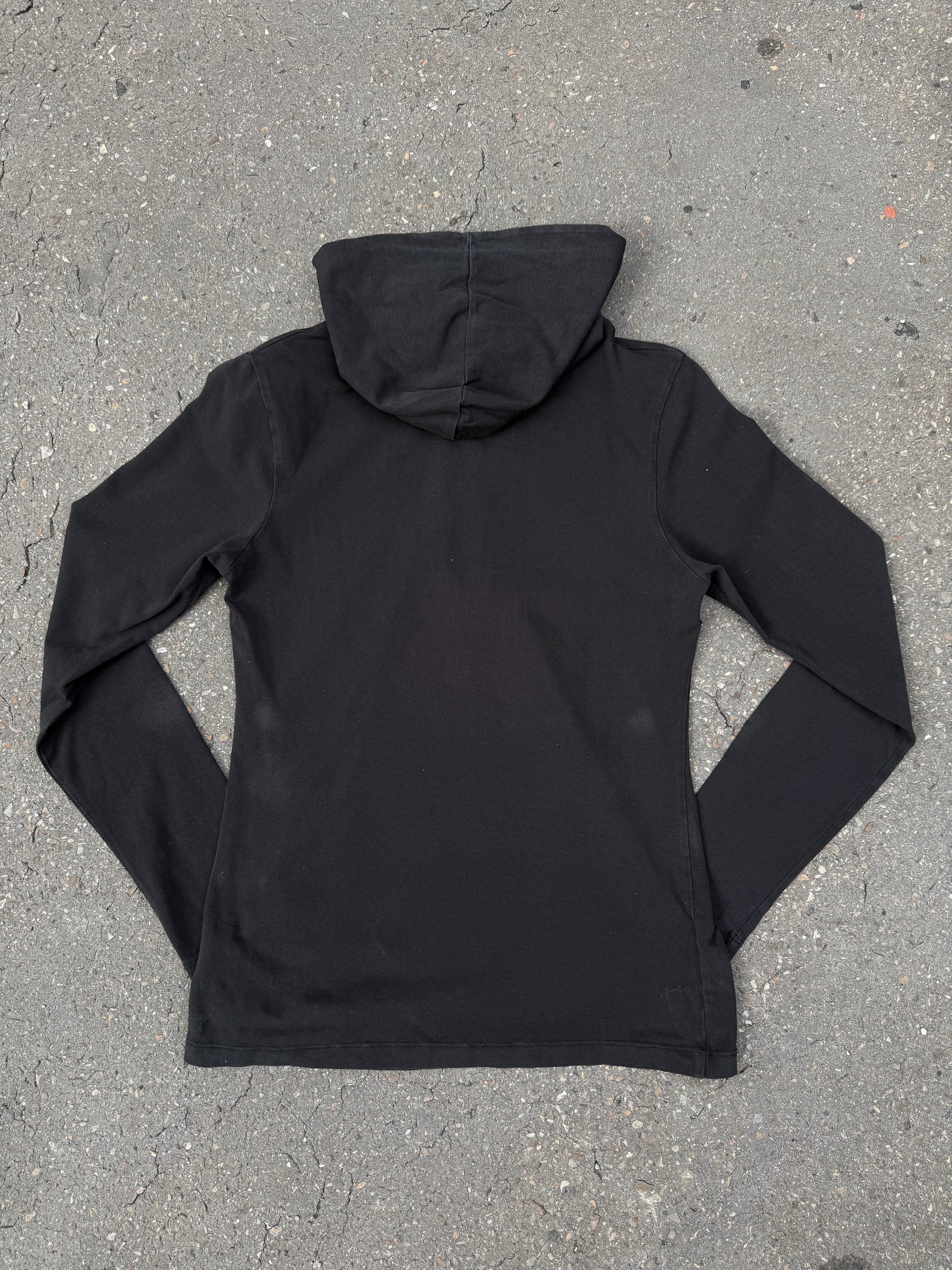 Ein schwarzes Burberry Half Zip Longsleeve mit Gold Reißverschluss und dem Burberry Muster in der Kaputze