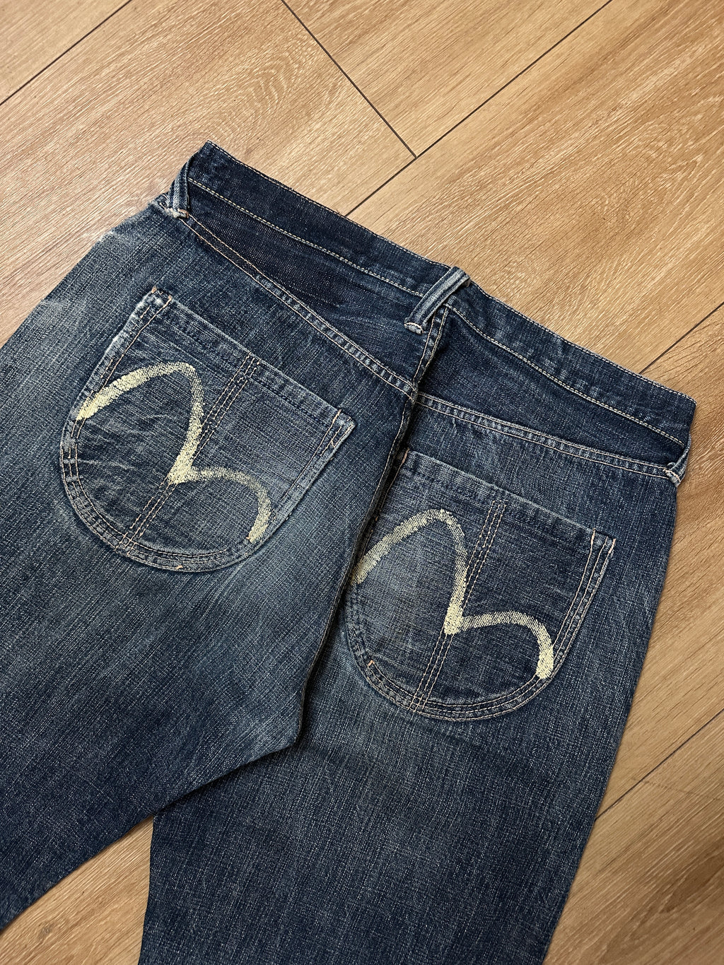 Detailbild von einer Vintage Washed and Printed Denim von hinten