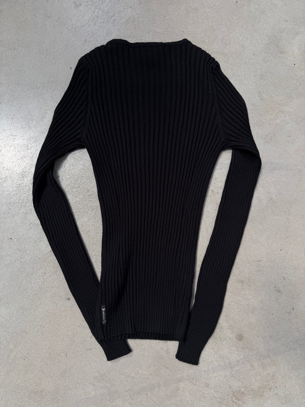 Vintage Armani Jeans Slim Fit Black Sweater Für Damen. Y2K Second Hand 2000s Fashion 