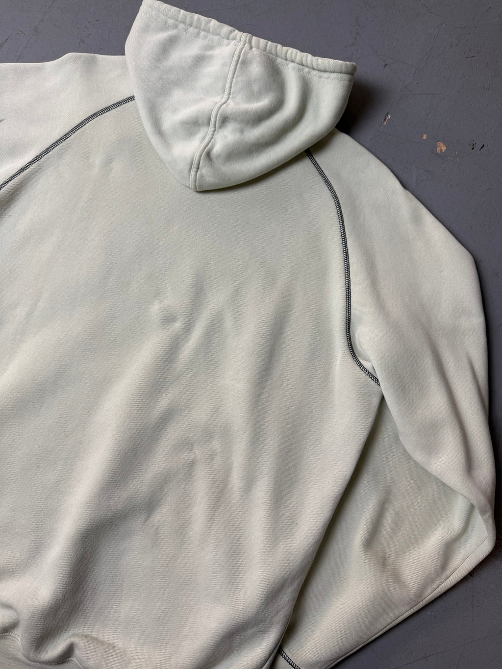 Detailbild von Vintage Adidas AAC Cream Hoodie von hinten