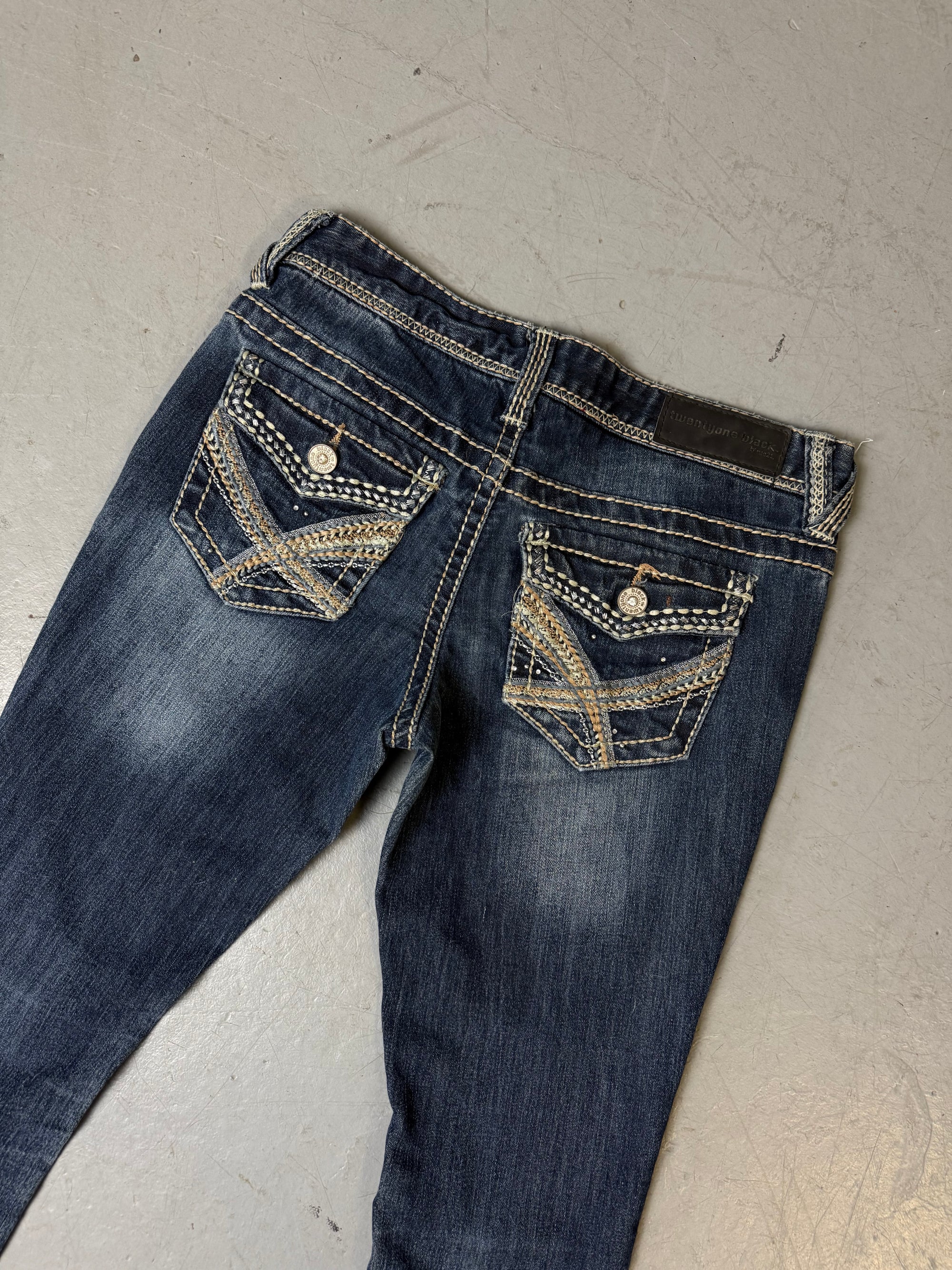 Eine low waist jeans Y2K mit stitching auf den hinteren Taschen 