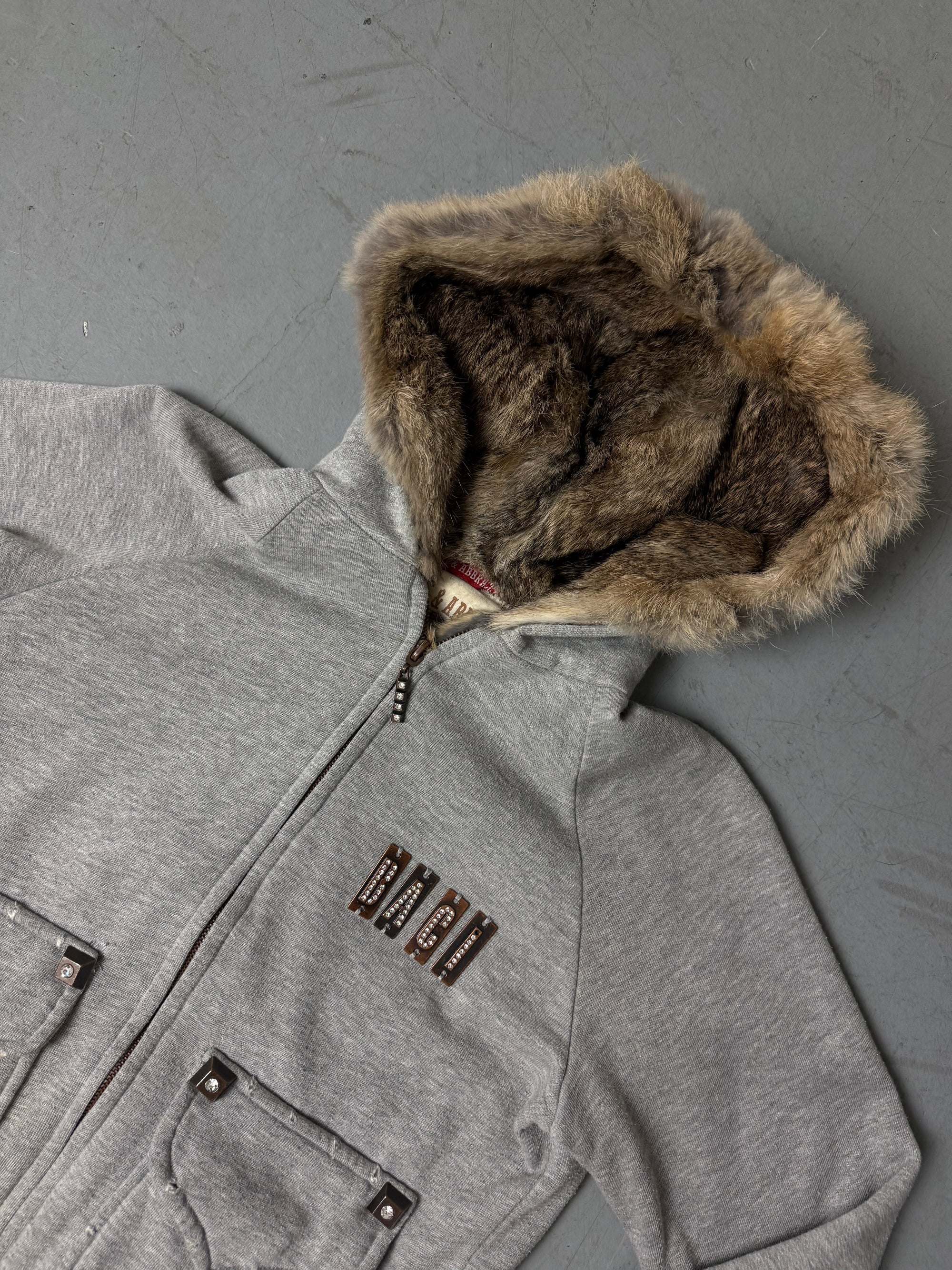 Ein grauer zipper mit fur hood I’m Abercrombie Y2K Stil in M