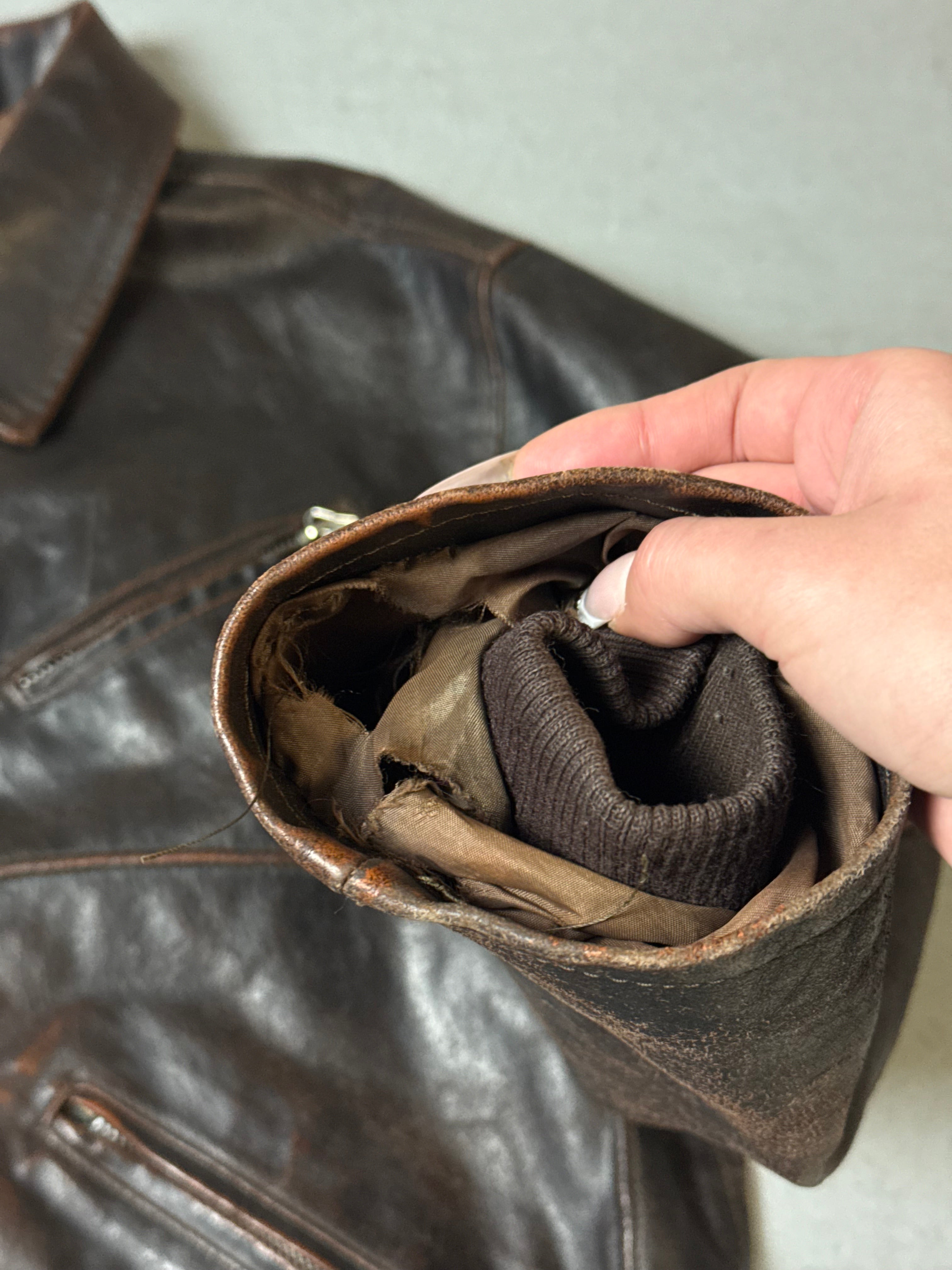 Detailbild von einer Vintage Tuareg Company Brown Leather Jacket von Riss in Ärmel