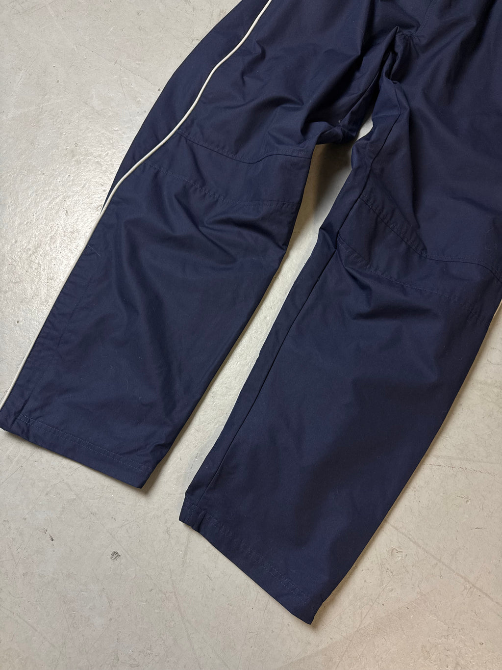 Eine dunkelblaue vintage Nike trackpants Sporthose Jogginghose y2k 