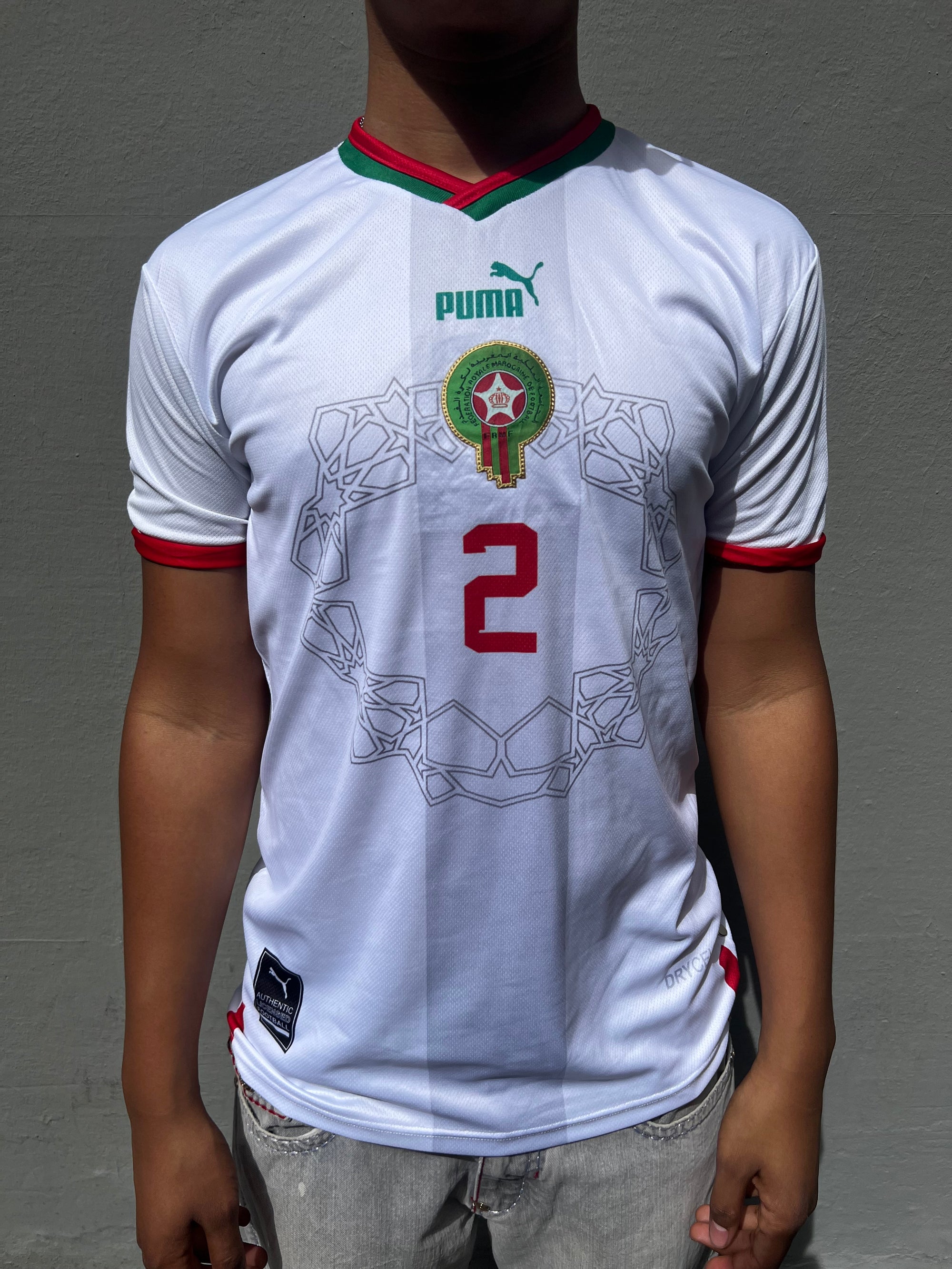 Ein weißes Trikot von Puma von Marokko mit grün und roten Akzenten mit Hakimi nr W auf dem Rücken in M