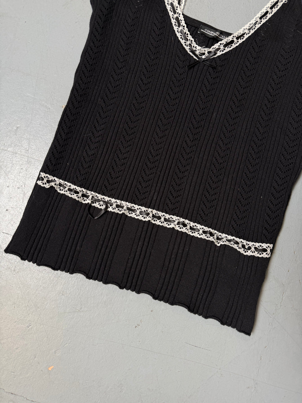 Vintage Black Knit Top with White Lace Details für Damen. Y2K Secondhand 2000s Fashion