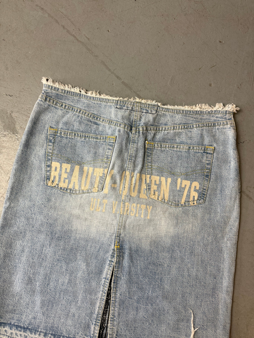 Vintage Vintage Unlimited Denim Midi Skirt with Backprint für Damen. Y2K Secondhand 2000s Fashion.