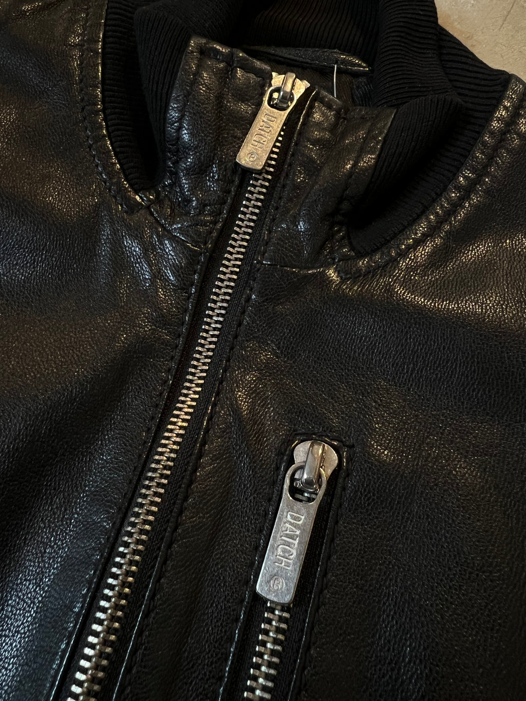 Nahaufnahme von schwarzer Lederjacke der Reißverschluss vorne