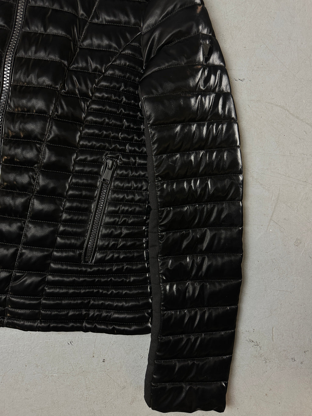 Detailliertes Produktbild von Vintage Shiny Black Guess Puffer Jacket S/M von vorne