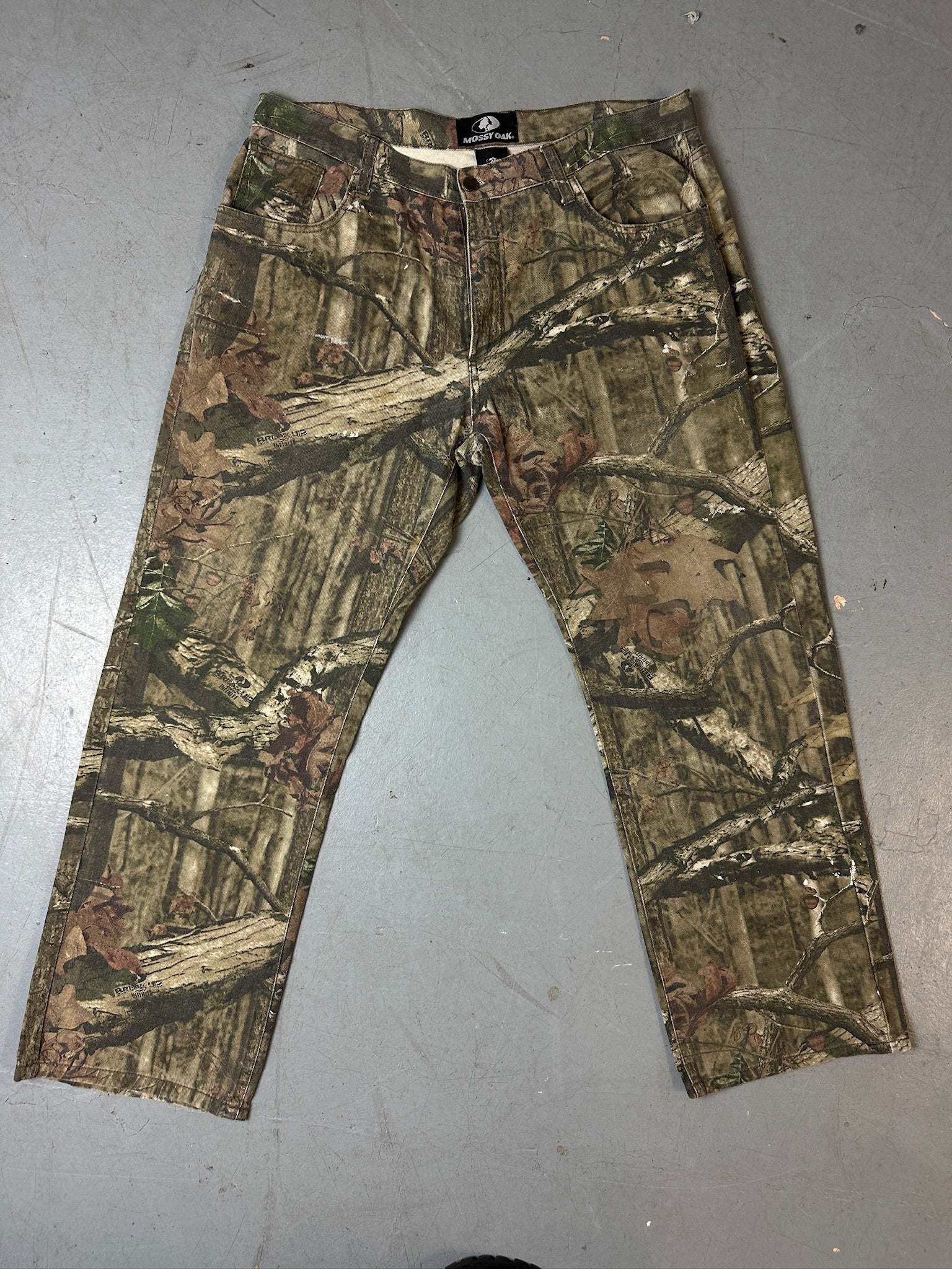 Eine baggy Hose von mossy oak in real tree camouflage Optik 