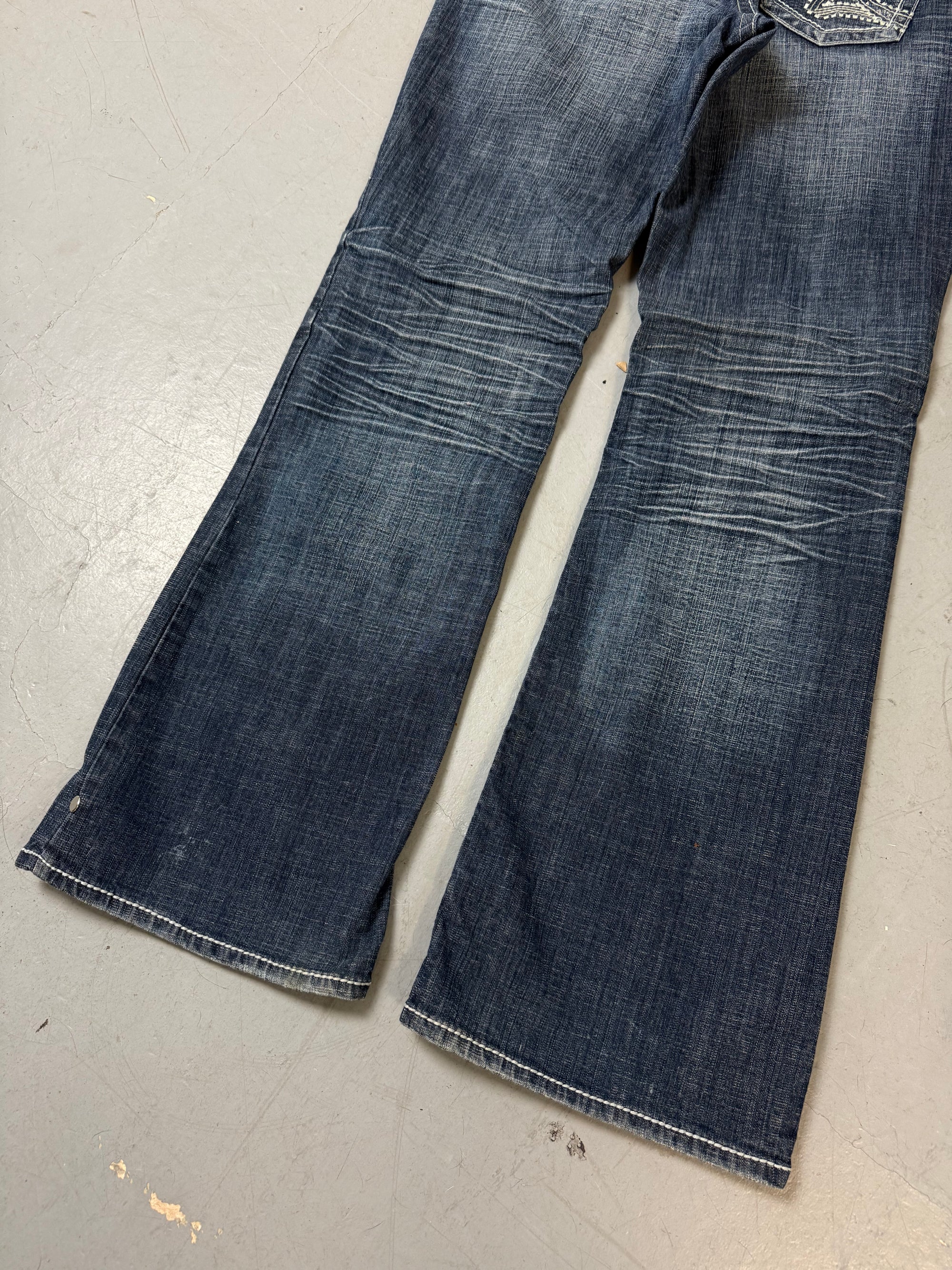 Eine vintage y2k low waist blaue jeans mit stitching auf den Backpockets 