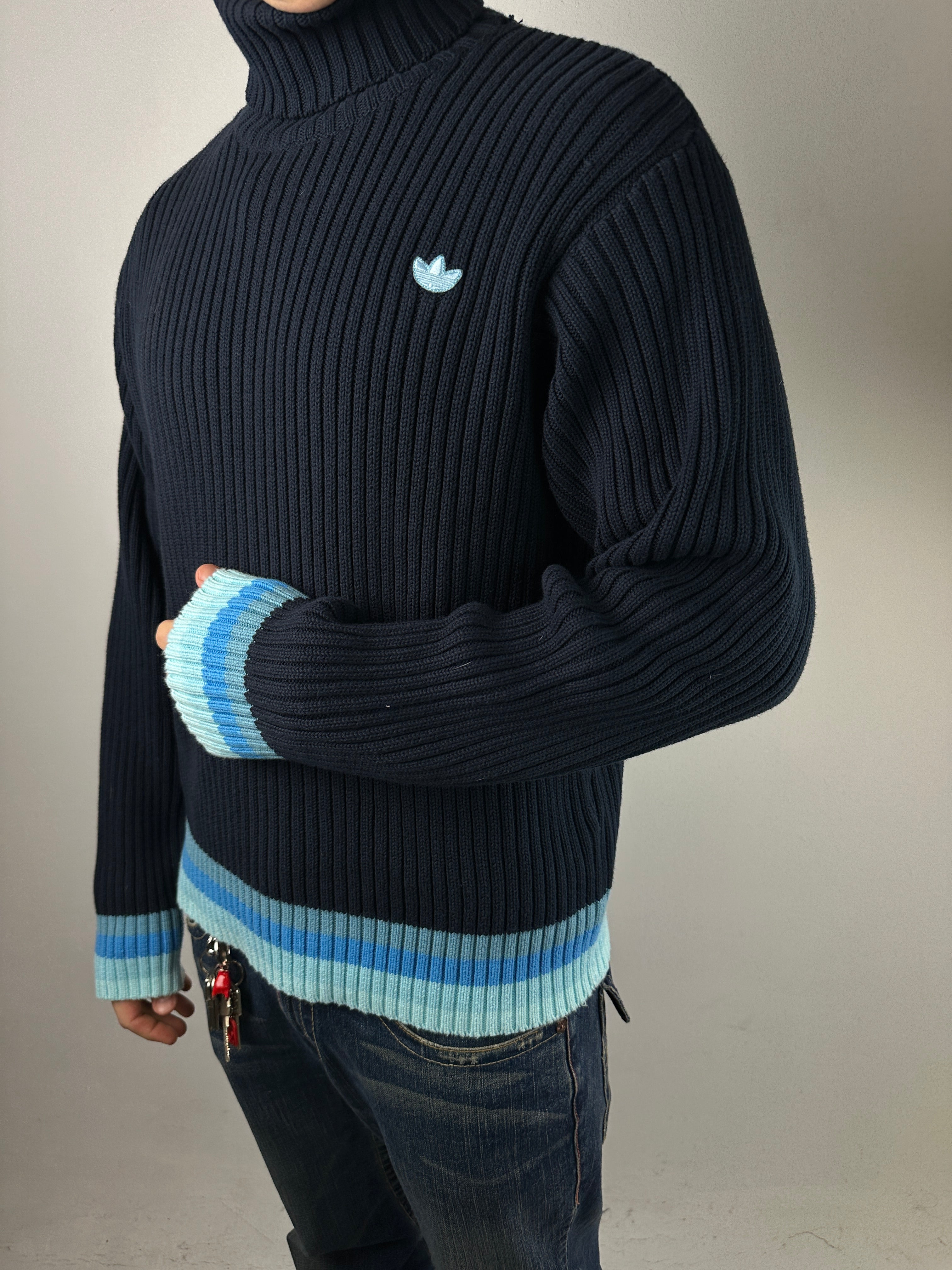 Vintage Adidas Dark Blue Knit Sweater 2005 mit hellblauen Details für Herren. Y2K Second Hand 2000s Fashion