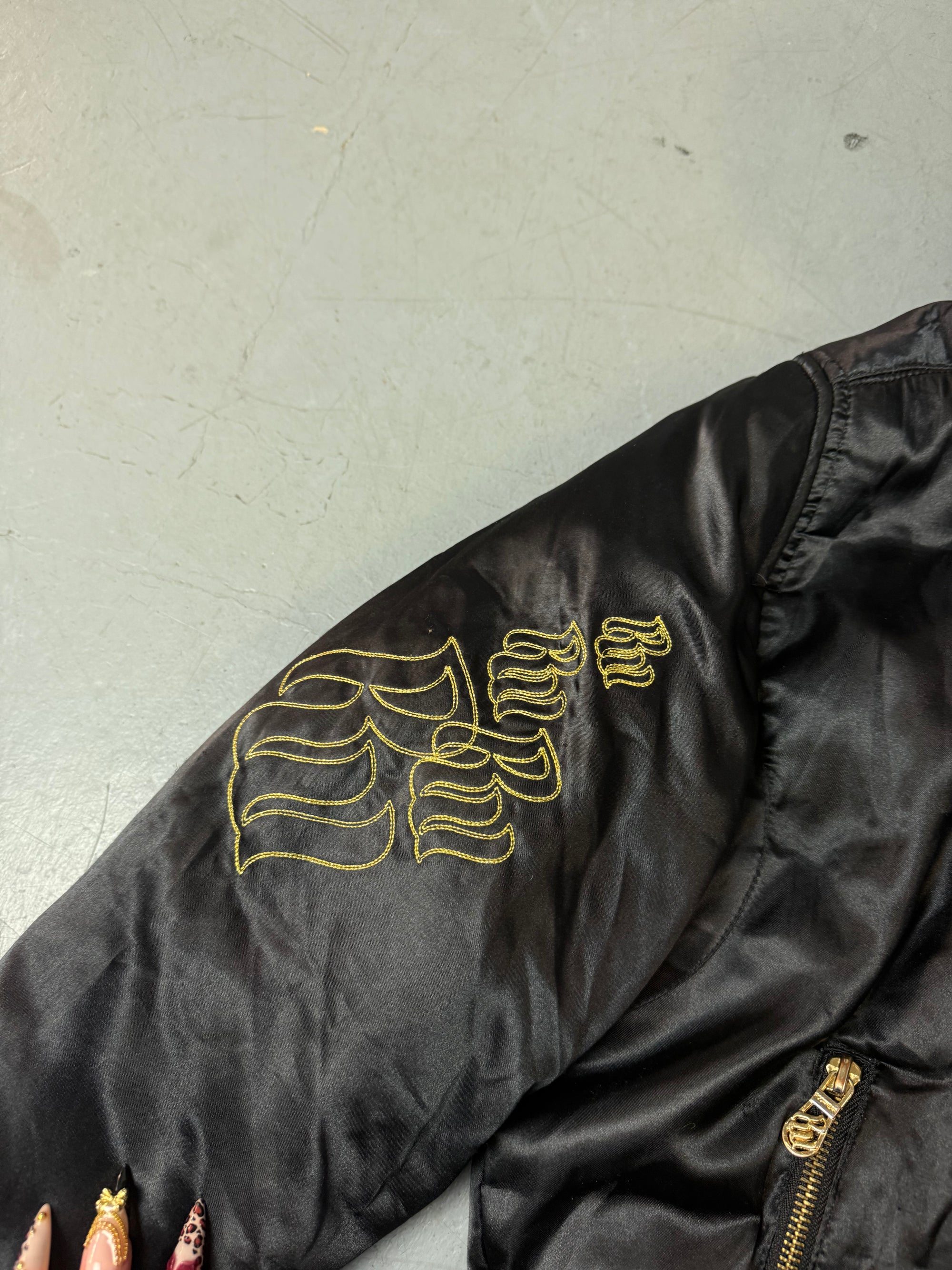 Eine schwarz golde Winterjacke von Rocawear mit Gold Details und fur hood 
