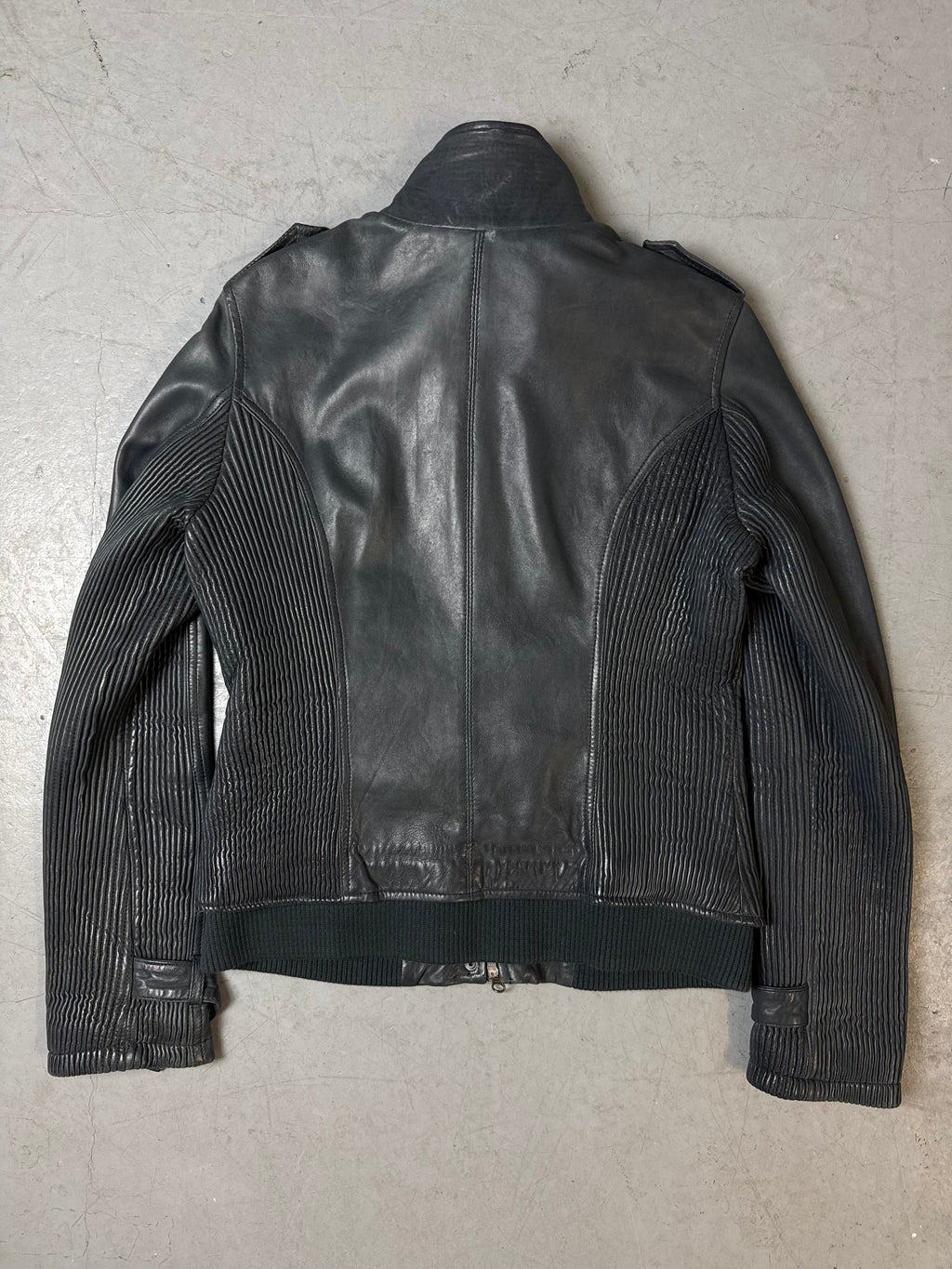 Eine blaue Lederjacke vintage Y2K 