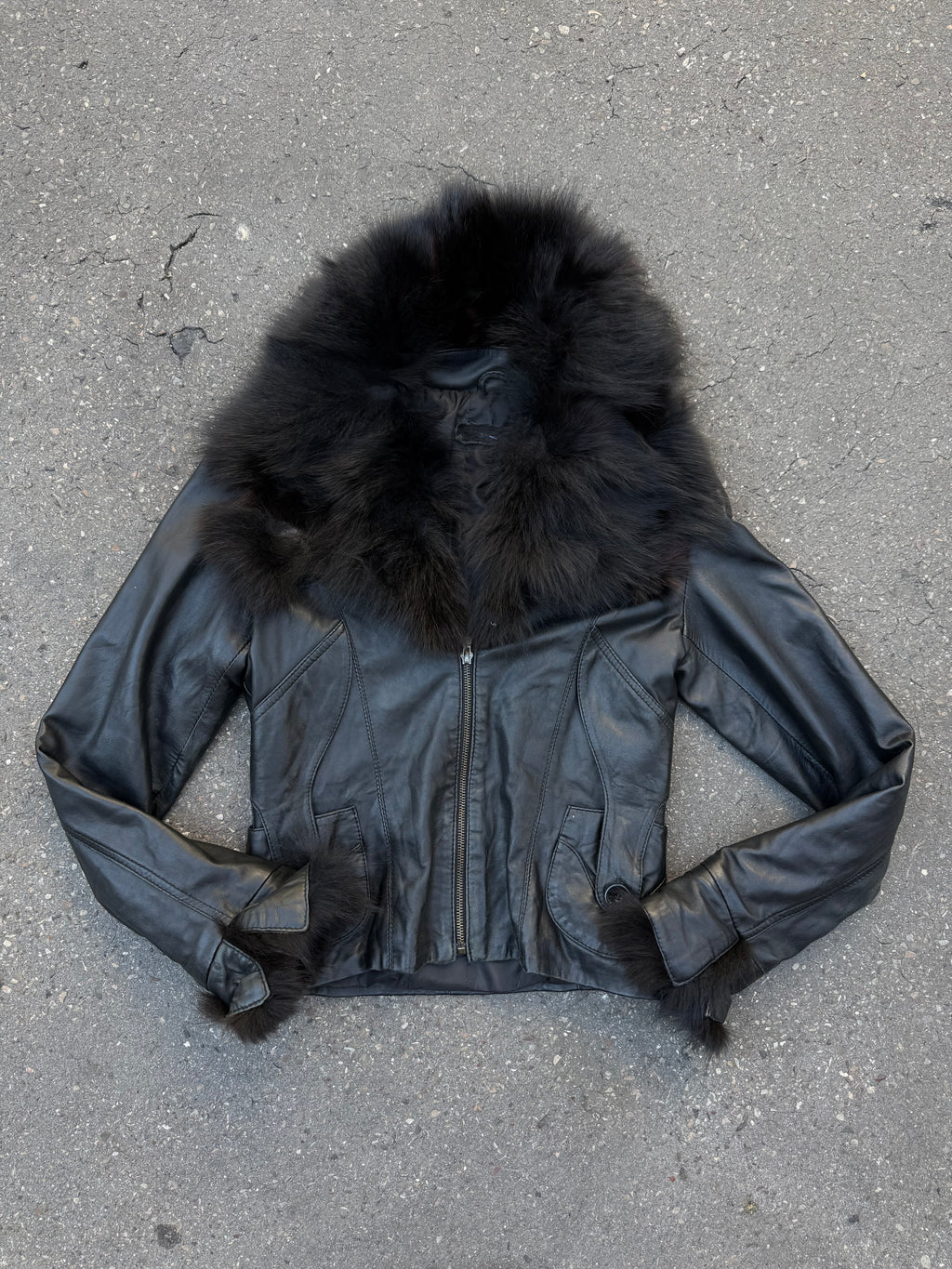 Eine schwarze Lederjacke mit Faux Fur am Kragen und an den Ärmeln