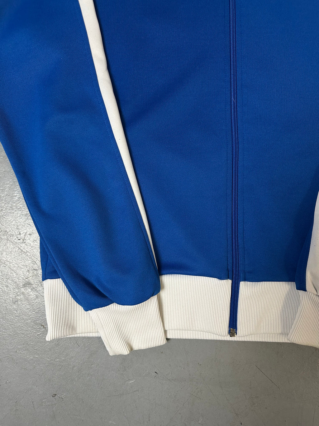 Ein Blau weißes Set von Puma bestehend aus Trackjacke und Trackpants in M/L
