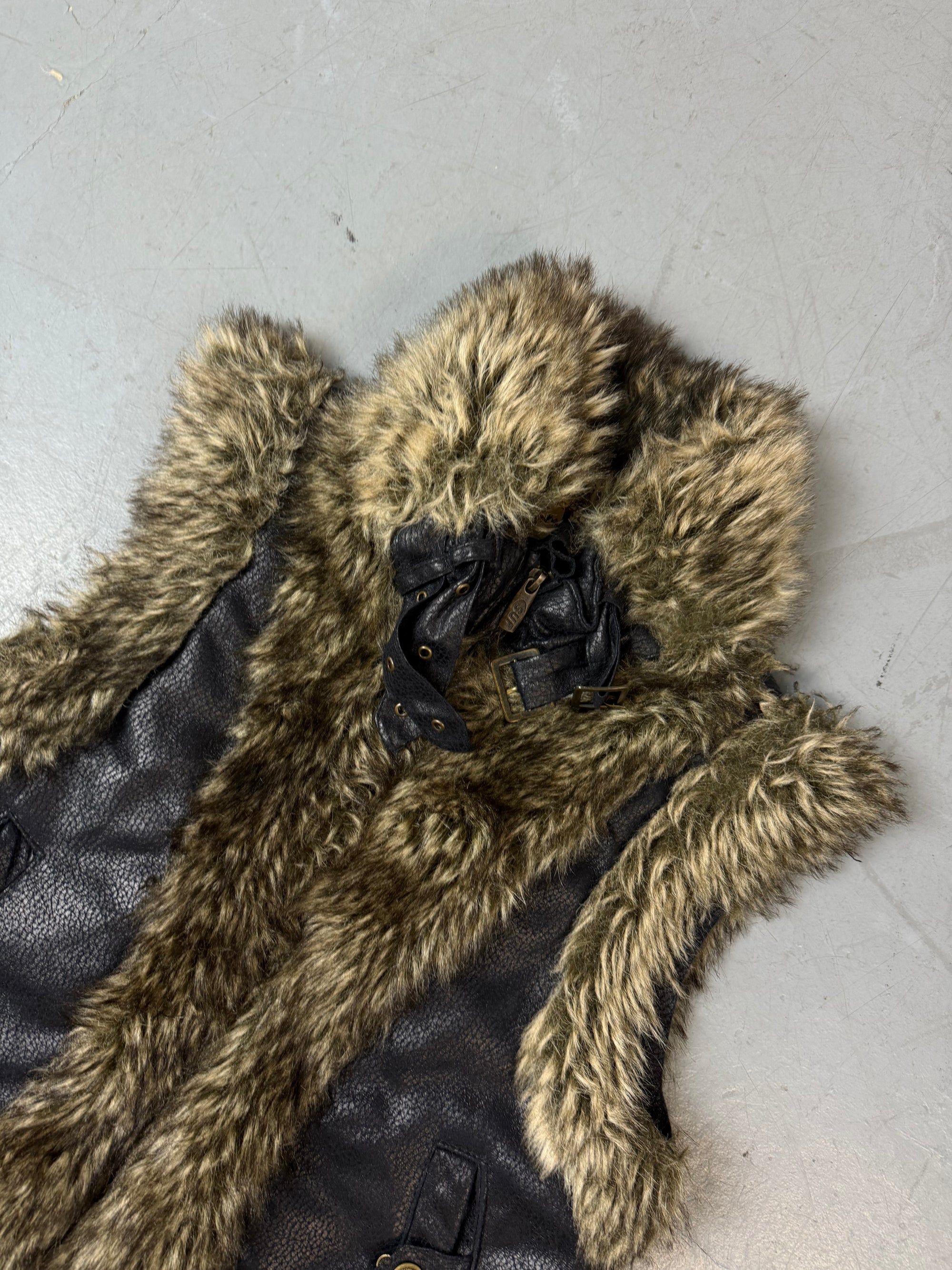 Eine schwarze y2k faux Leder Weste mit faux fur 