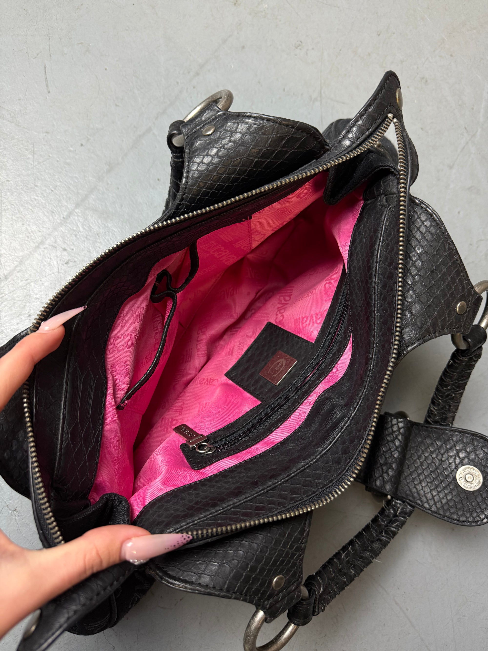 Detailbild von einer Vintage Just Cavalli Y2K Black Shoulder Bag von Tascheninnenfutter