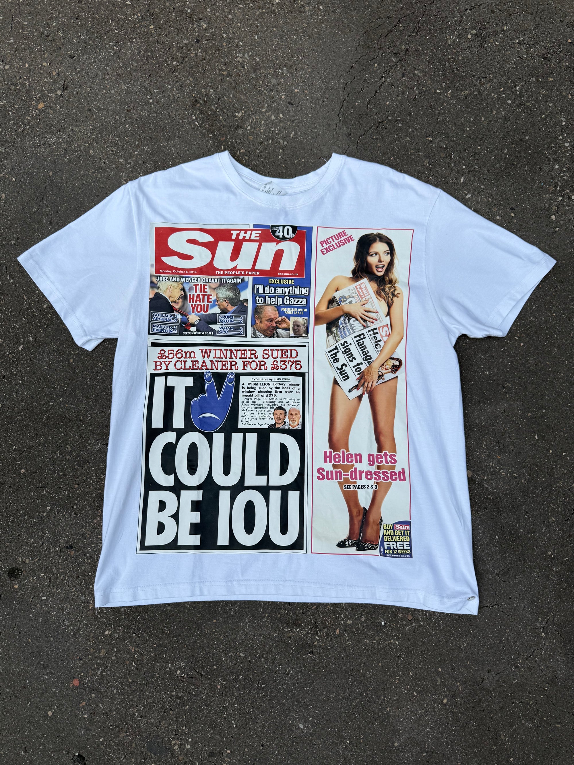 Ein weißes T-Shirt mit einem The Sun Magazine Aufdruck auf der Vorderseite 