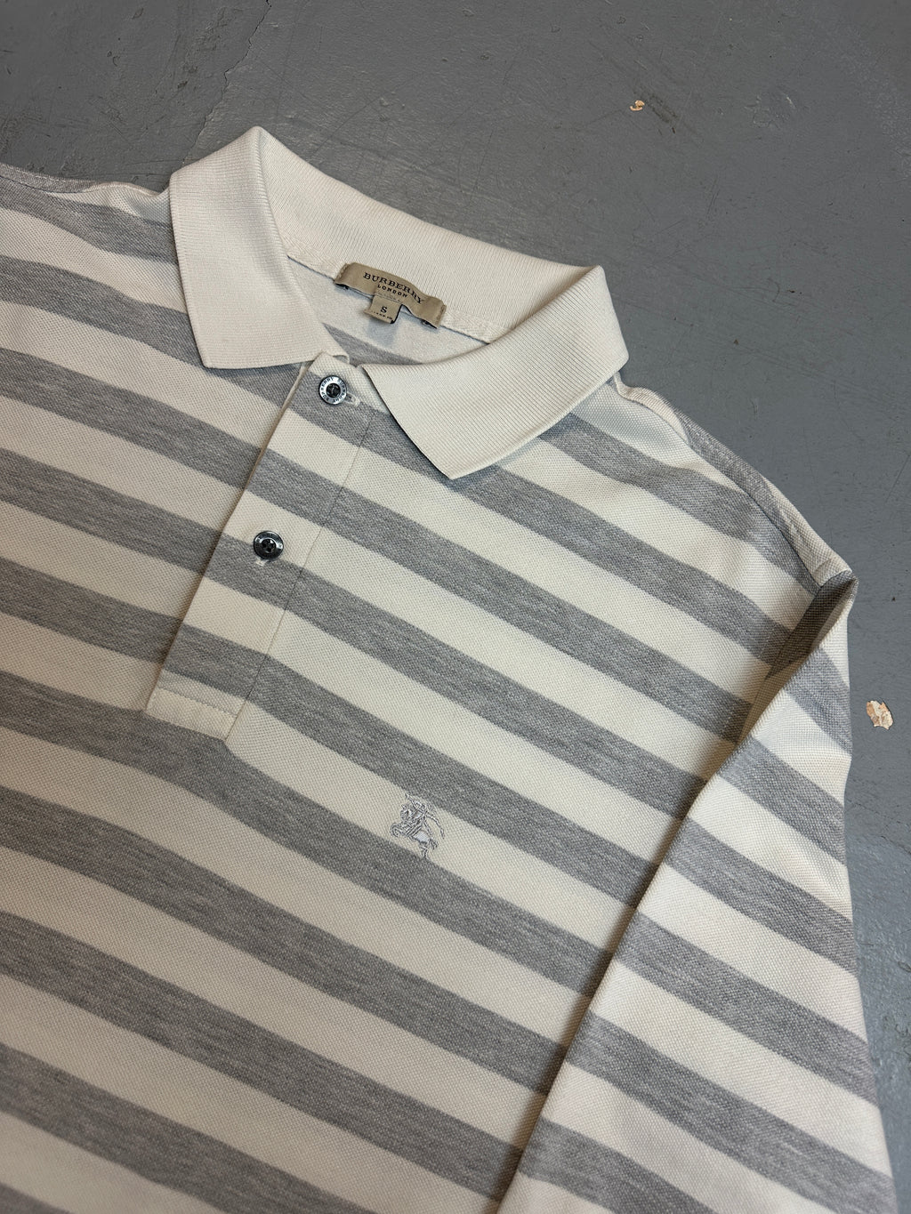Vintage Burberry Grey/White Striped Polo Shirt für Herren. Y2K Second Hand 2000s Fashion