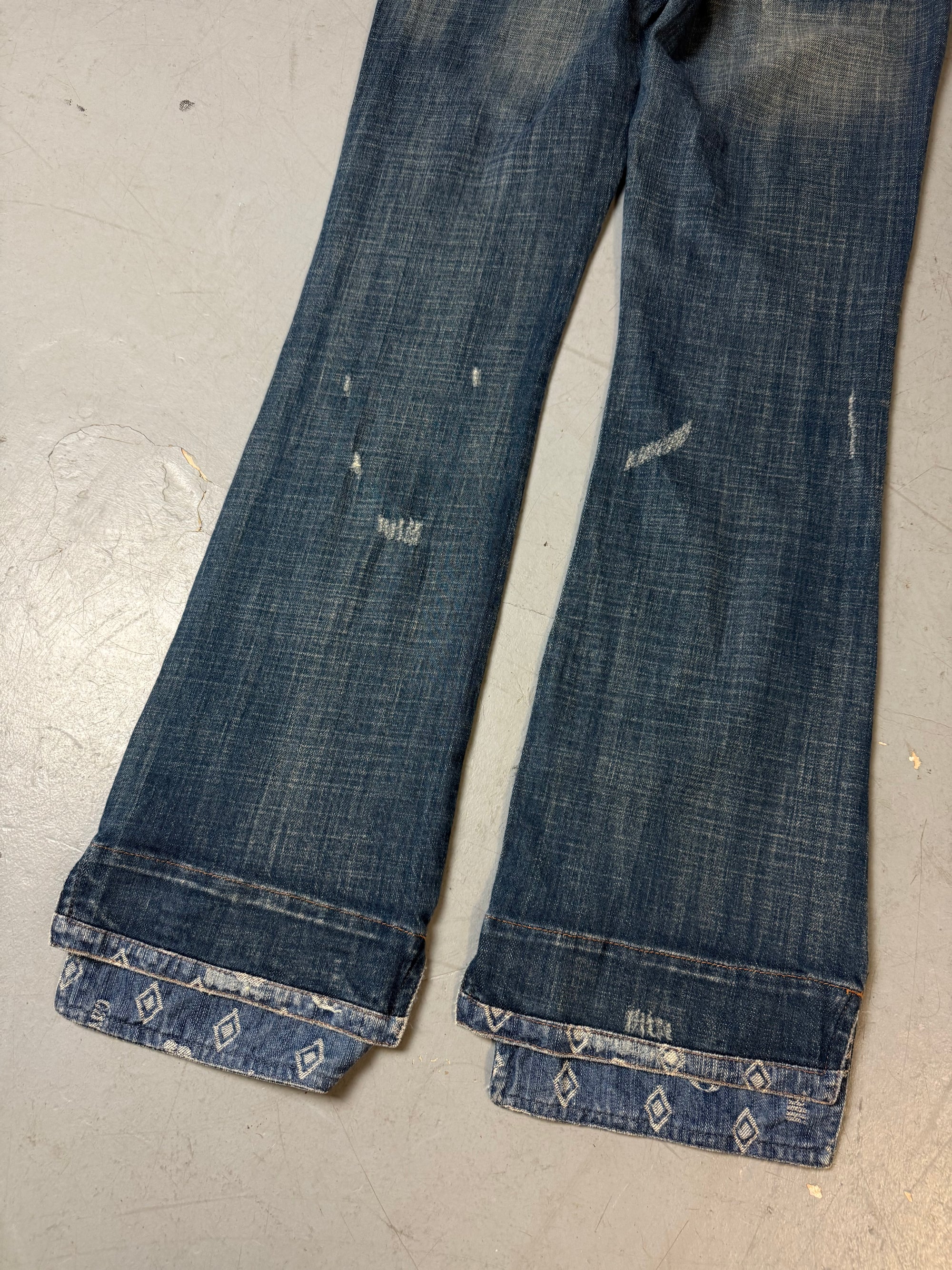 Low waist Cavalli jeans straight leg mit blauer Waschung leicht ripped und kuhfell Details am Bund 
