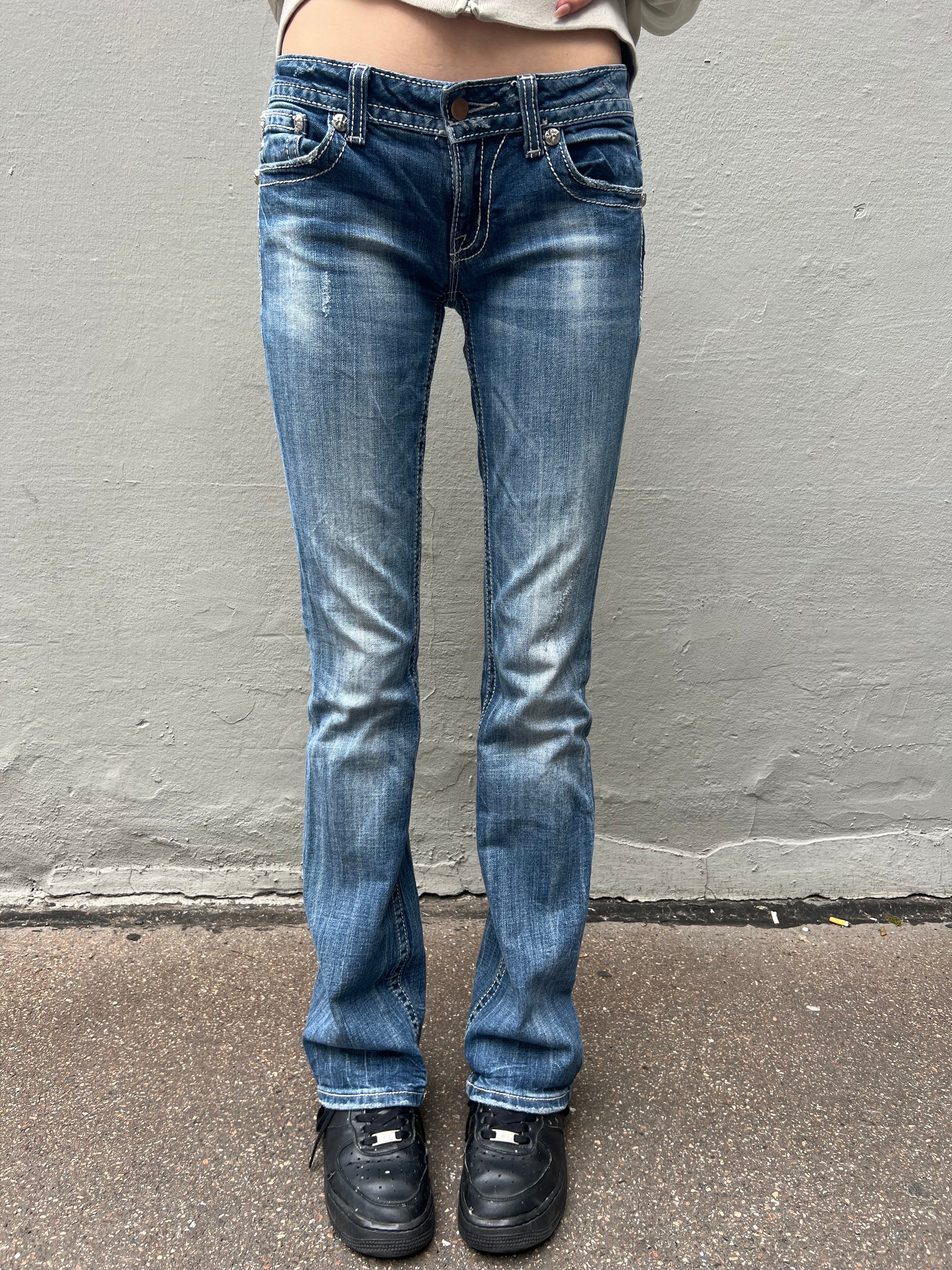 Tragebild von einer Low Waist Y2K Jeans mit Straßsteinen von vorne 