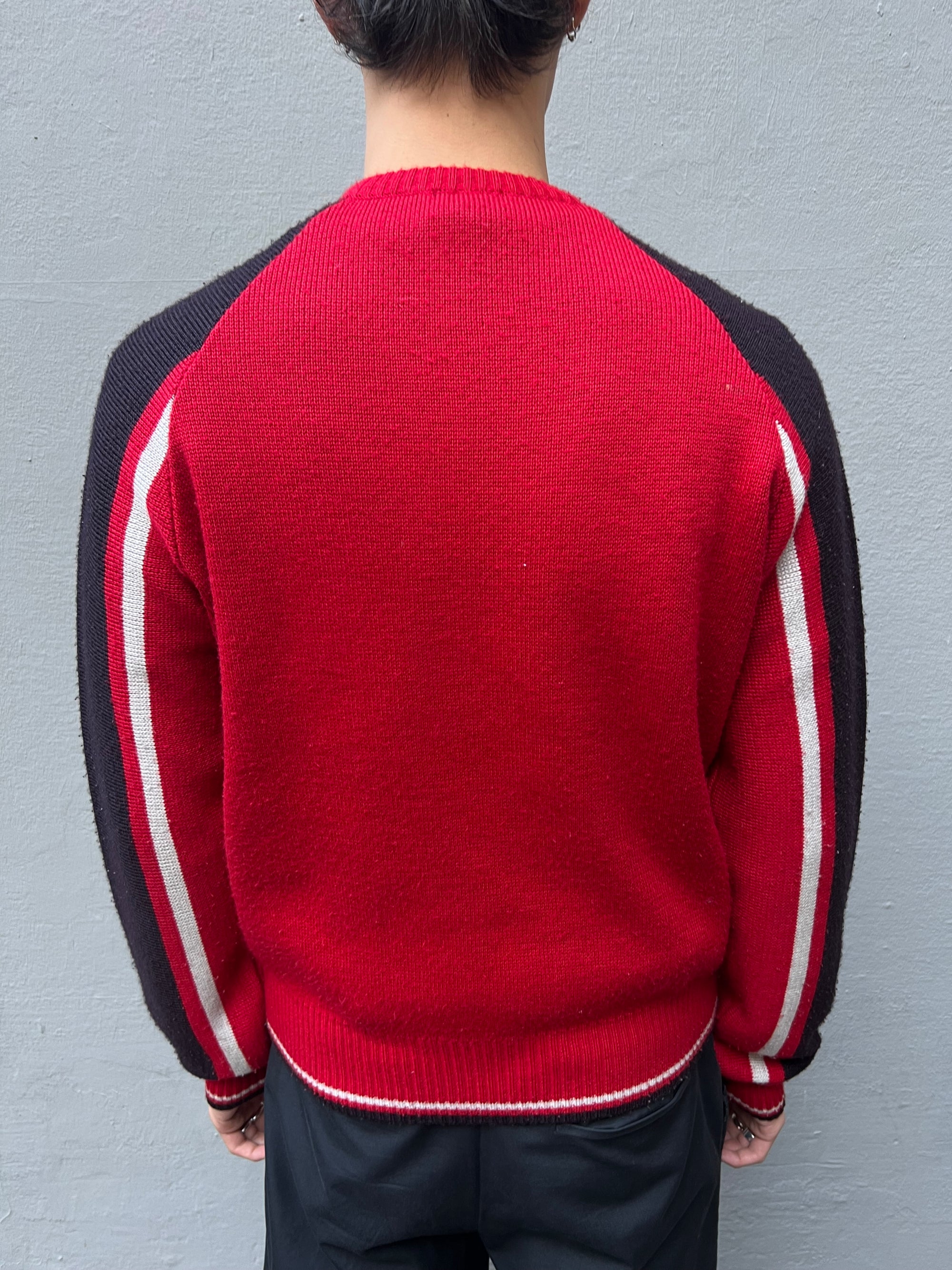 Tragebild eines roten Versace Sport Strickpullover in M Von hinten