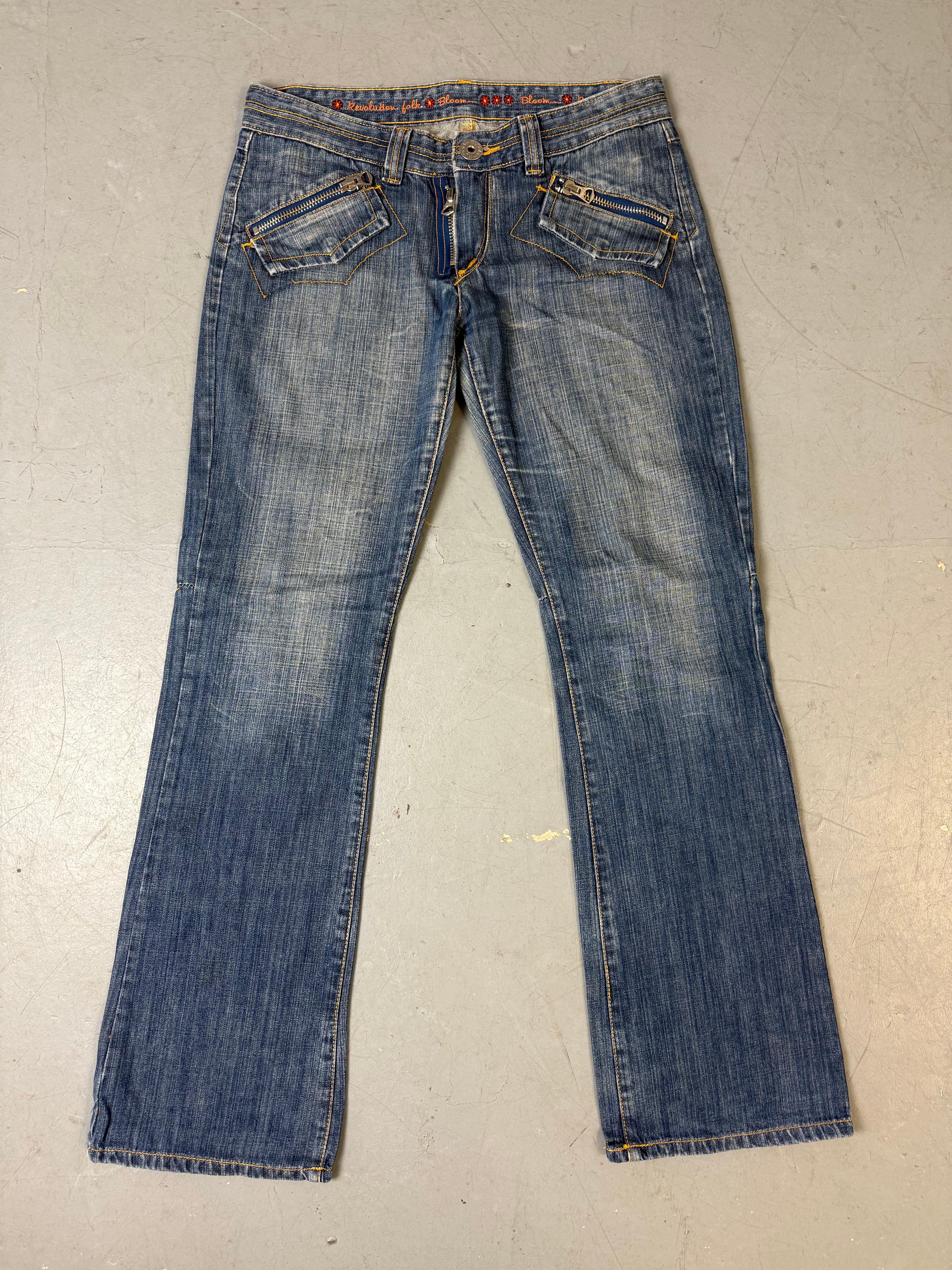 Eine blaue low waist jeans mit Stockungen y2k 2000s Stil 