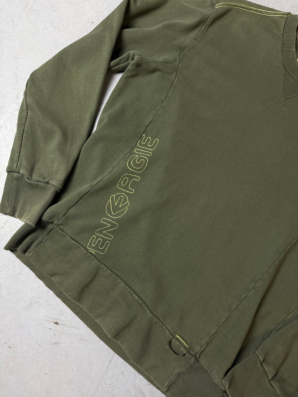 Detailbild von Vintage Energie Khaki Green Sweater von Aufdruck vorne