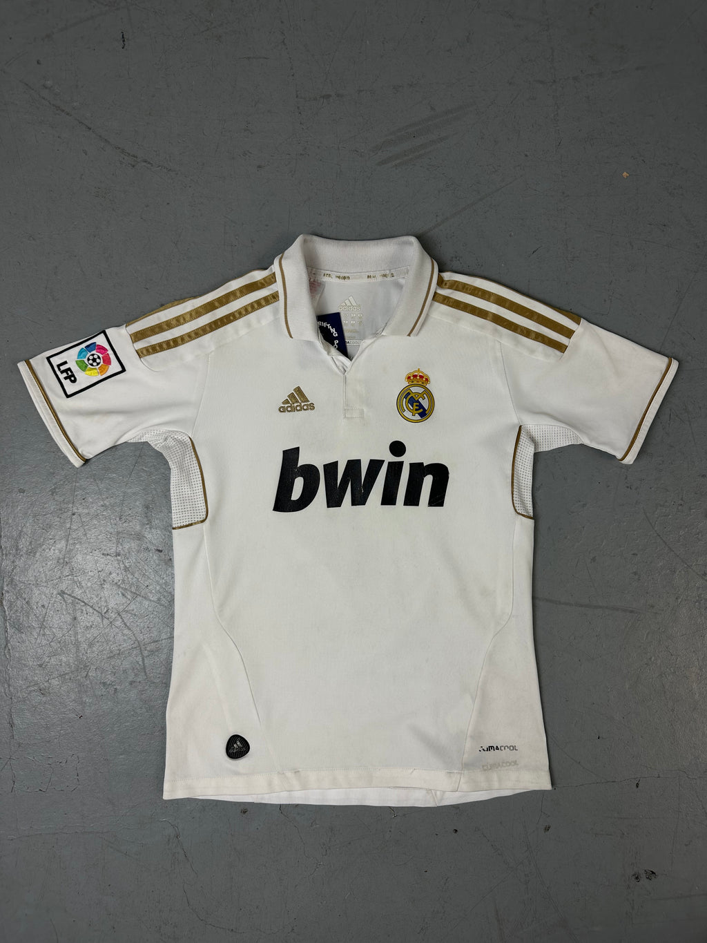 Ein Real Madrid Trikot von Adidas in weiß Gold mit Ronaldo auf dem Rücken in XS