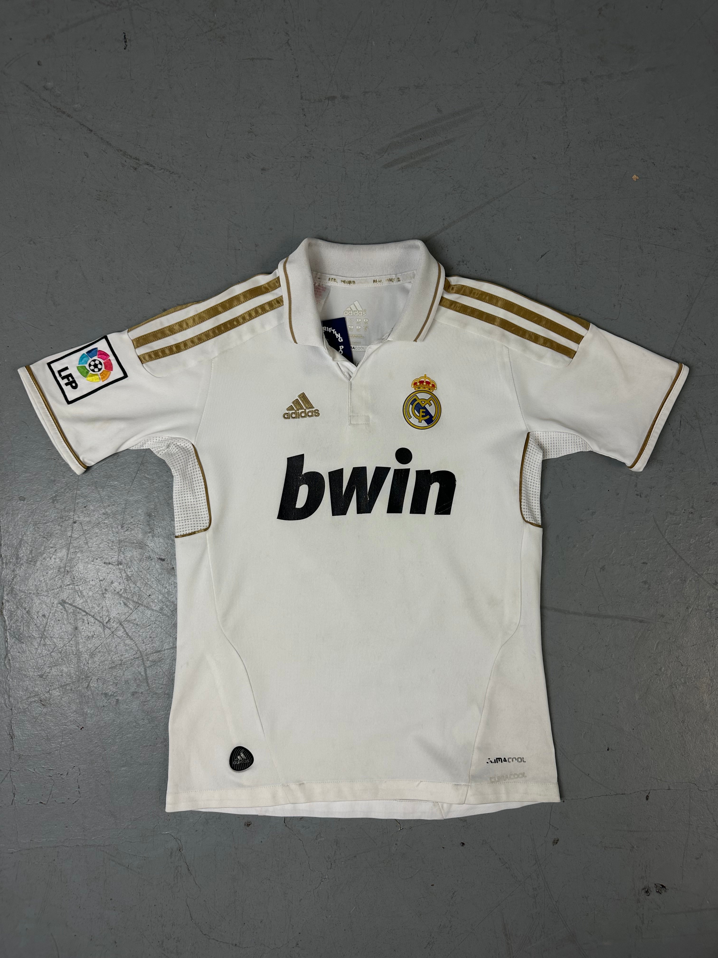 Ein Real Madrid Trikot von Adidas in weiß Gold mit Ronaldo auf dem Rücken in XS