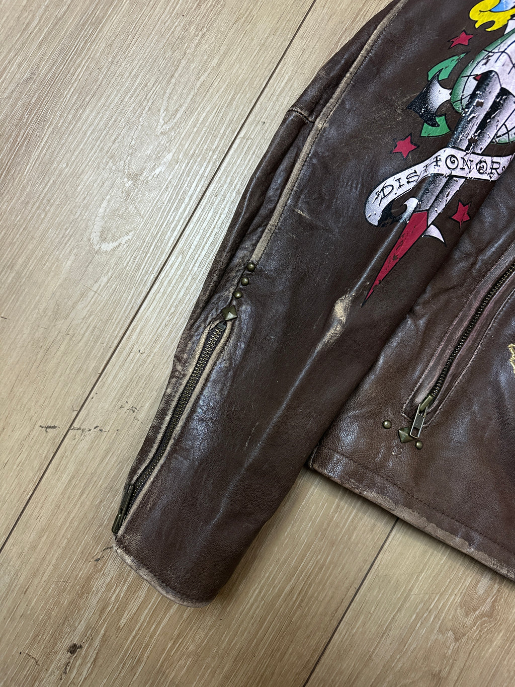 Detailbild Vintage Ed Hardy Brown Leather Jacket von vorne 
