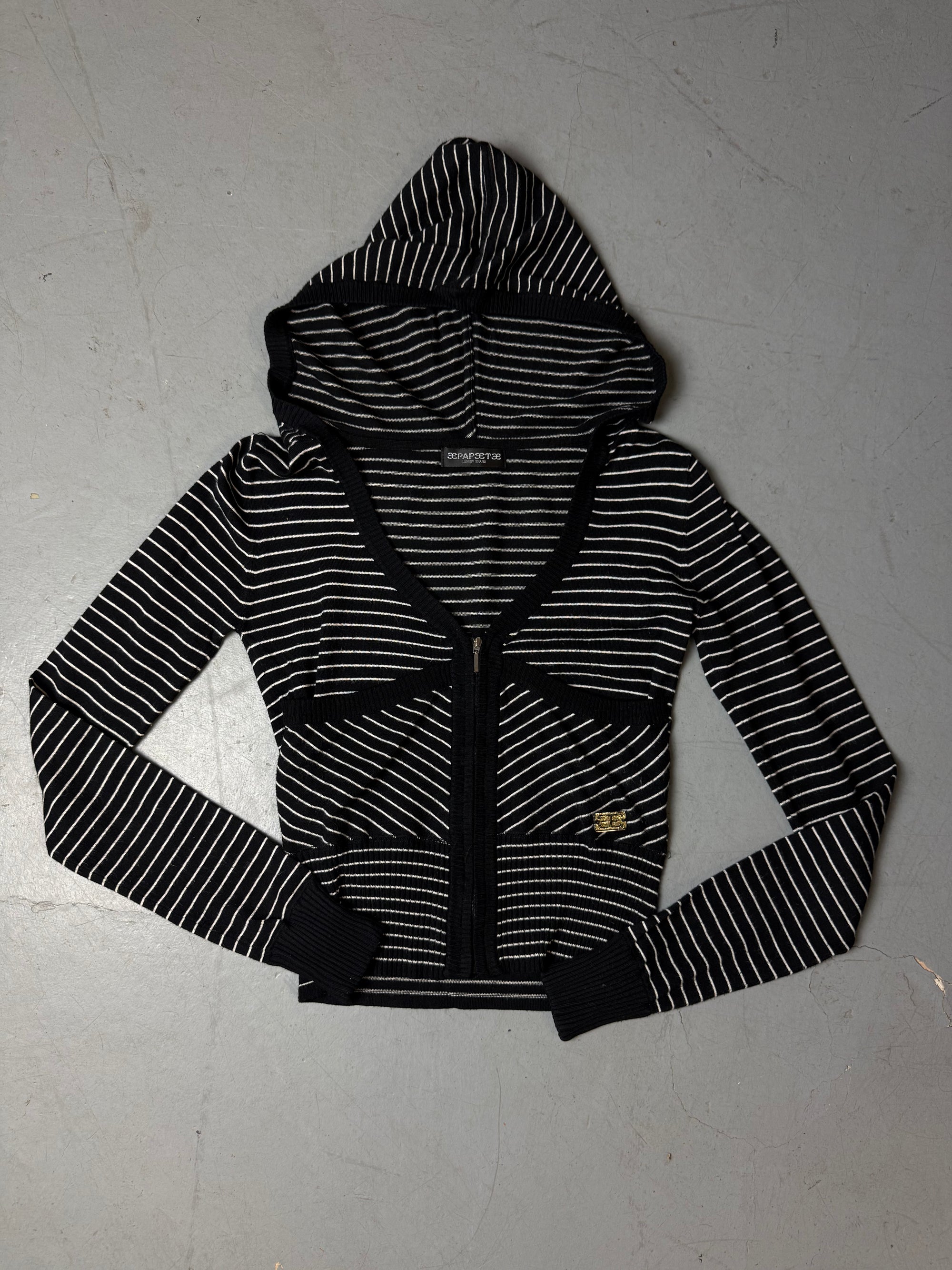 Ein schwarz weiß gestreifter zip hoodie slimfit mit tiefem Ausschnitt y2k vintage