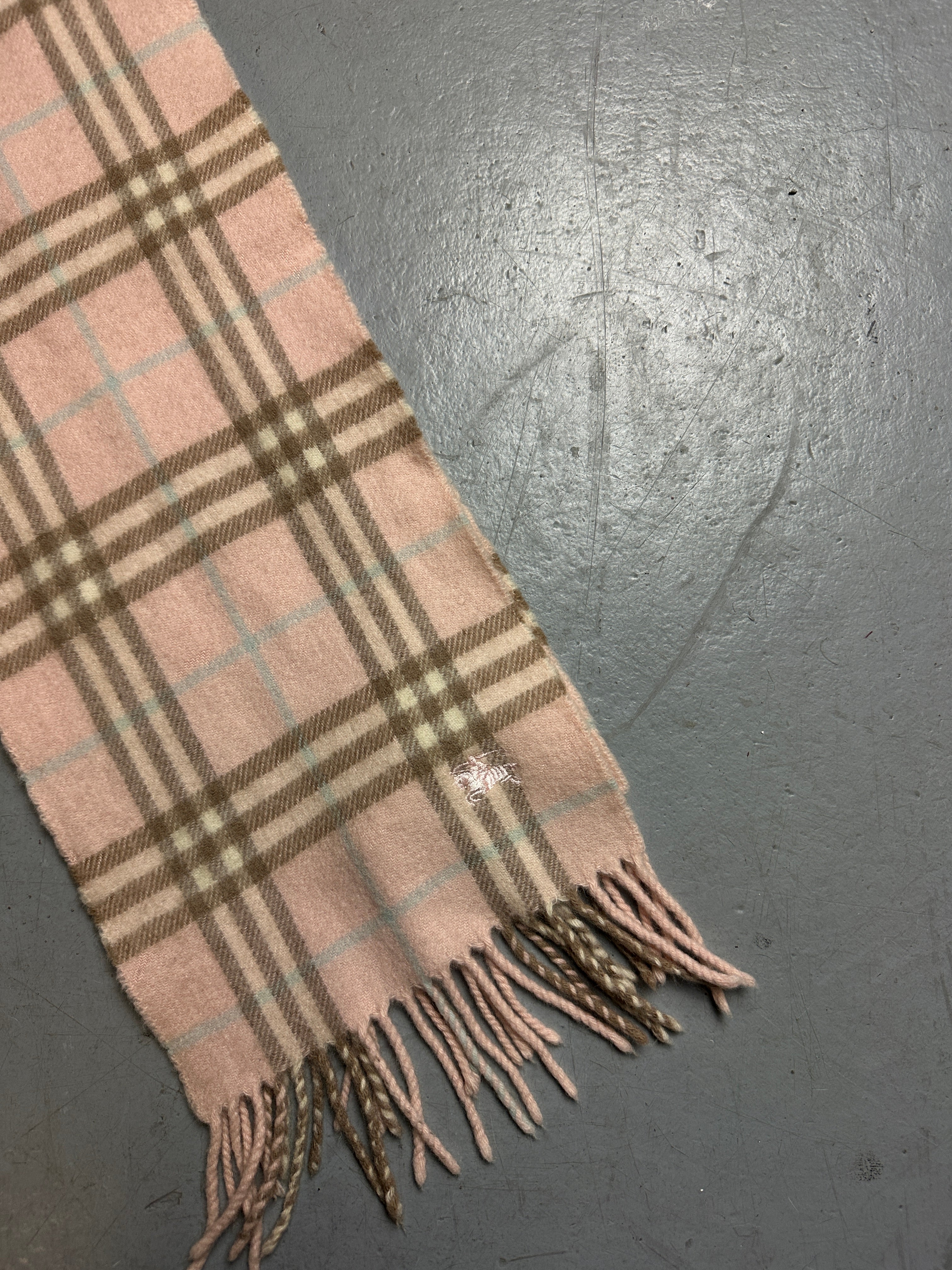 Detailbild Vintage Pink Burberry Knit Scarf von vorne 