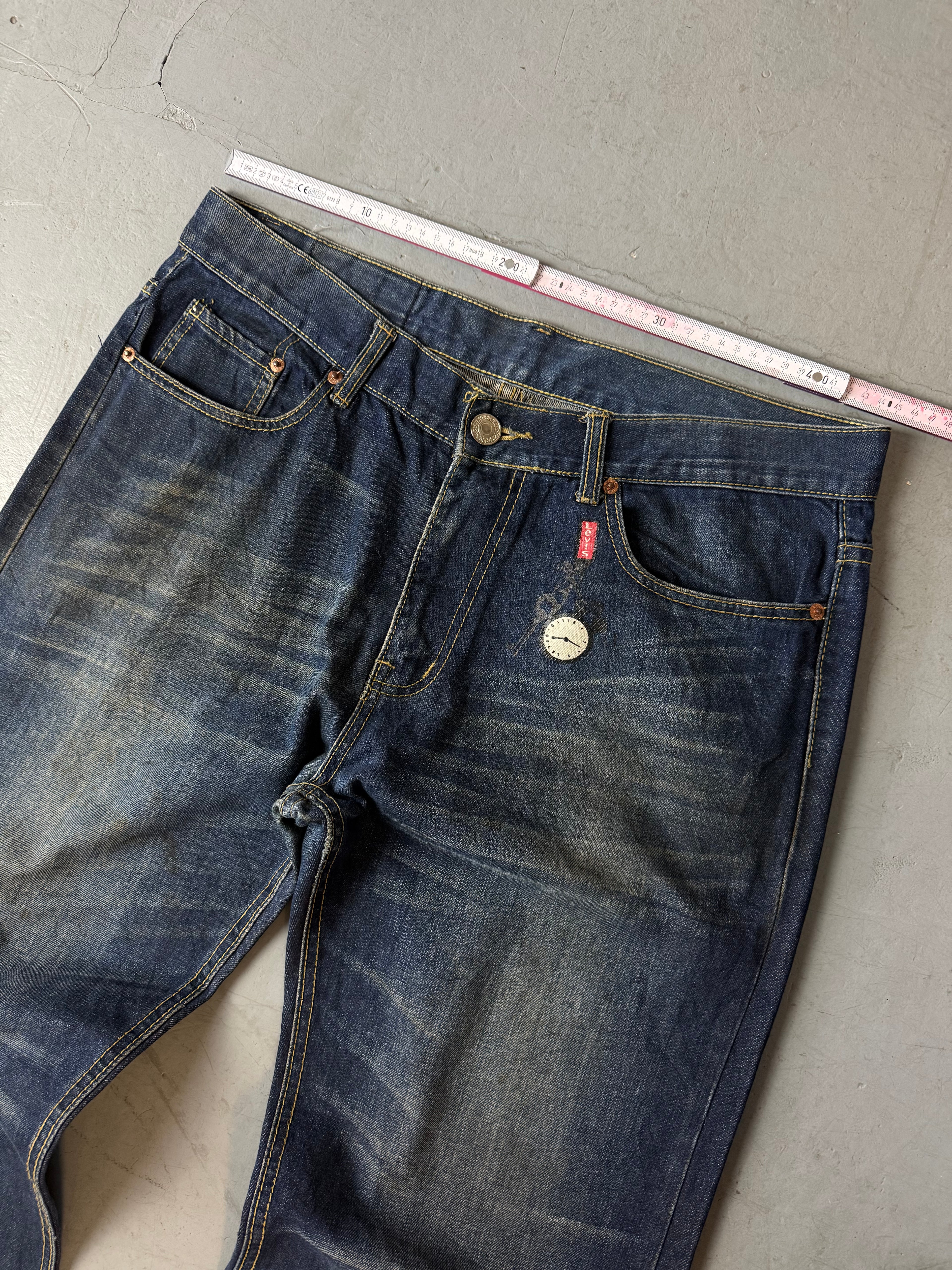 Vintage Levis Dark Blue Baggy Denim with Backprint für Herren. Y2K Second Hand 2000s Fashion