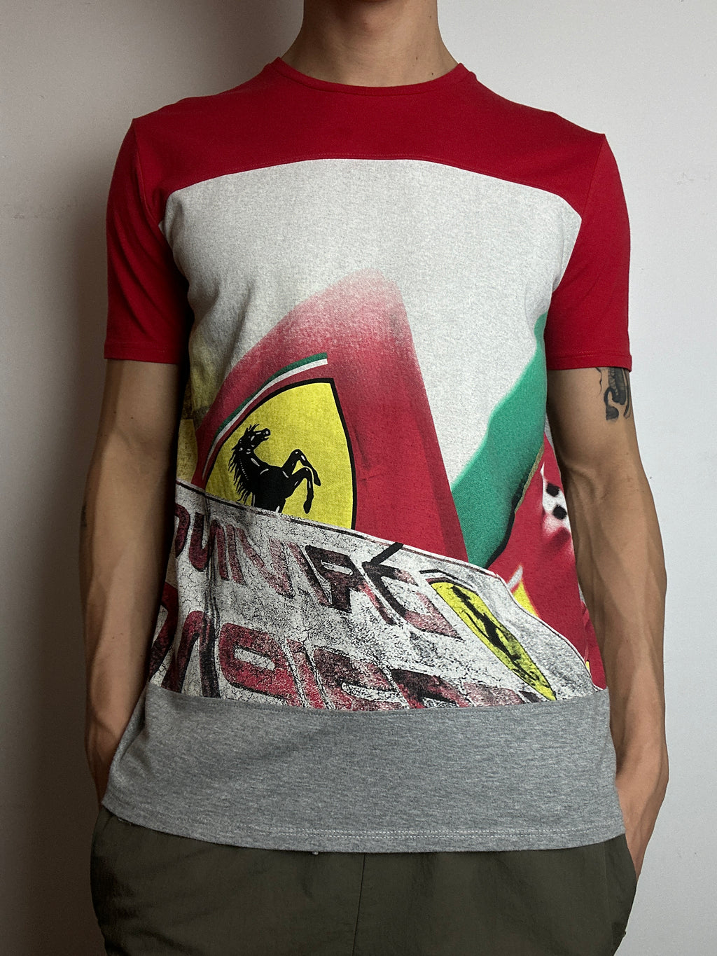 Ein Vintage T-Shirt von Ferarri mit Logo Print in weiß grün und rot 