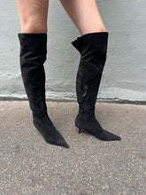 Laden Sie das Bild in den Galerie-Viewer, Zu sehen sind kniehohe schwarze Stiefel mit dünnen Absätzen von Fendi in Größe 38,5 von der Seite vor einem grauen Hintergrund.