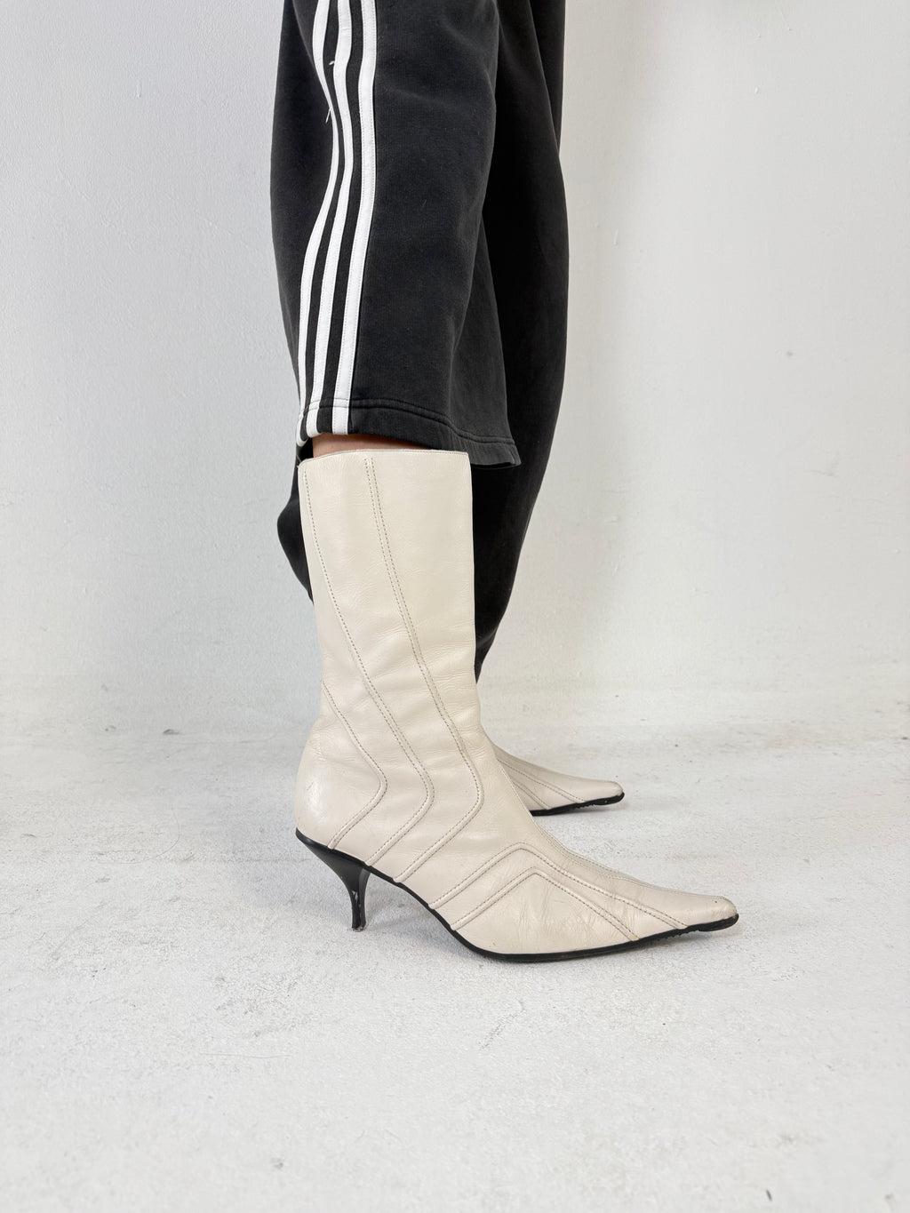 Weiße Leder Stiefel mit Absatz und Spitzer Front