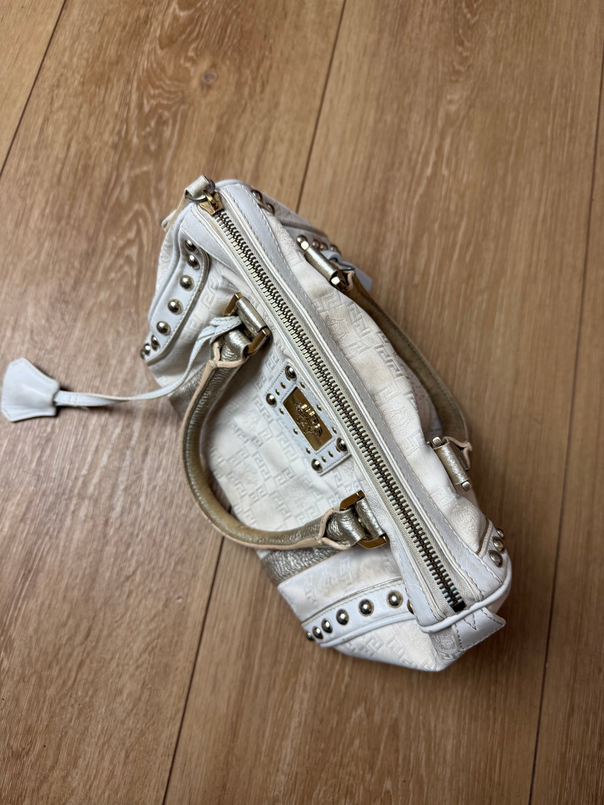 Detailbild von einer Vintage Versace White Boston Leather Bag von oben von Zipper 