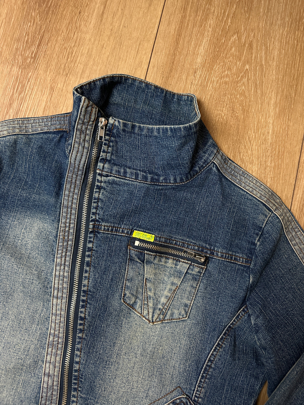 Detailliertes Produktbild von Vintage Asymmetrical Denim Side Button Jacket XS/S von vorne