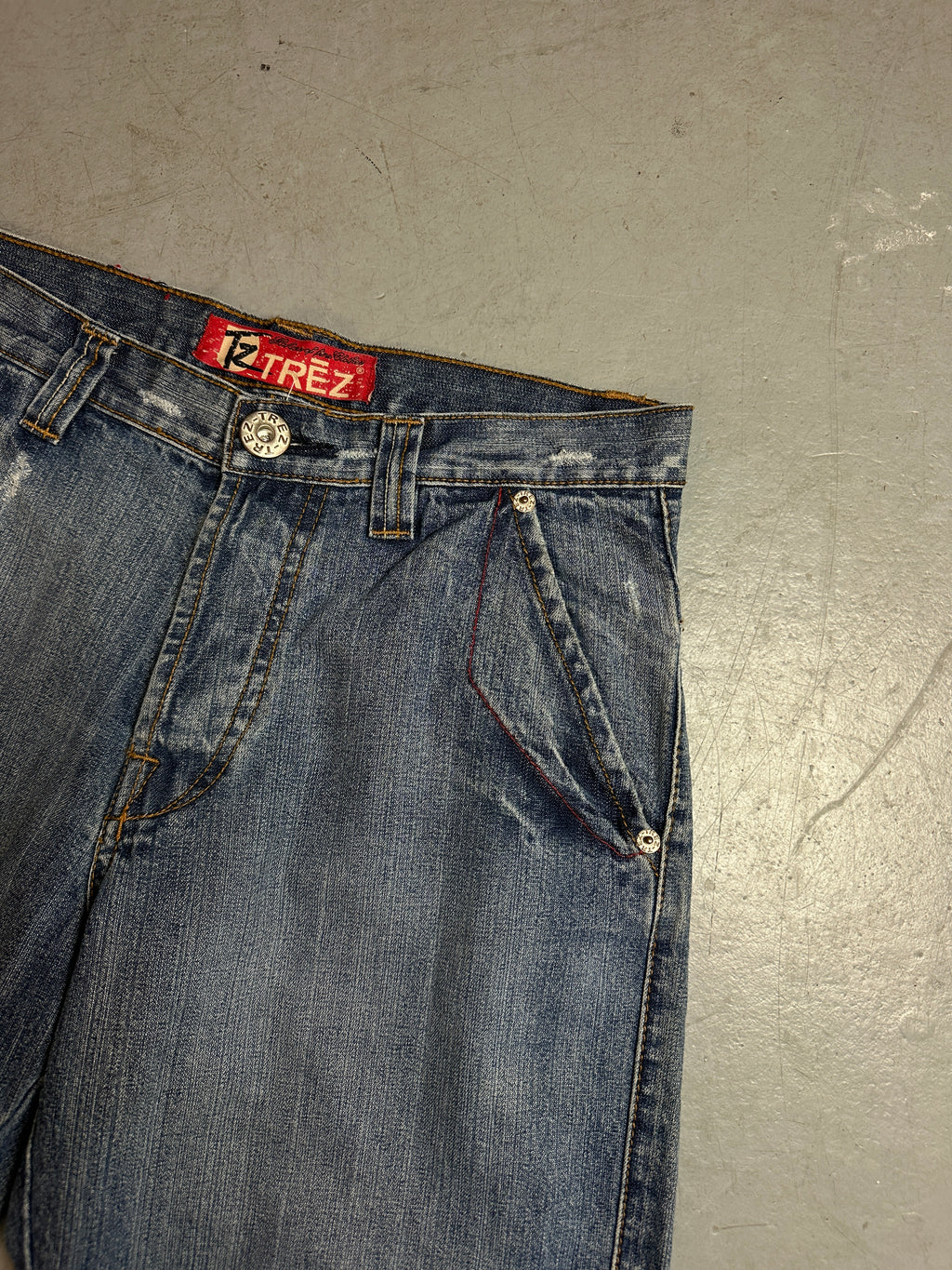 Detailbild von einer Vintage Bleached Heel Drag Denim von vorne