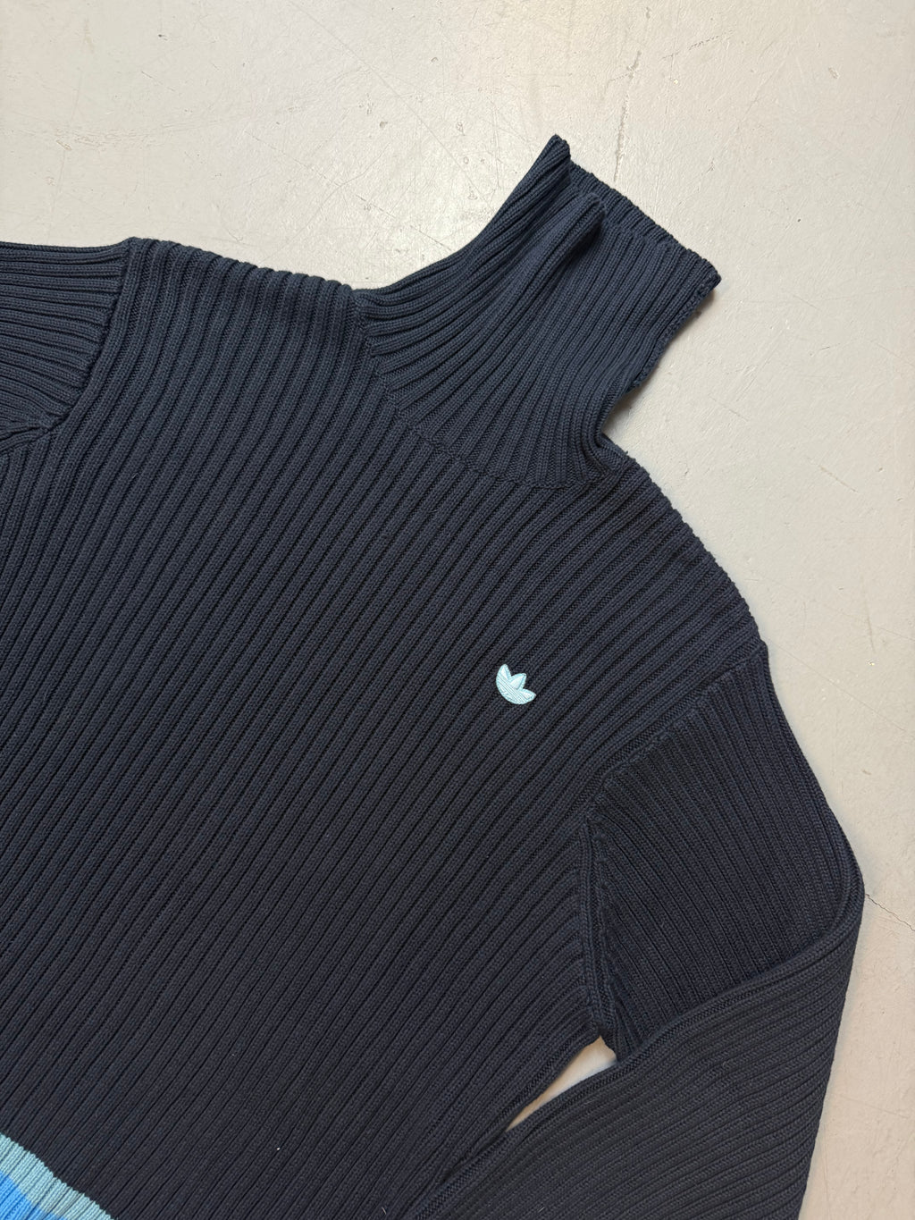 Vintage Adidas Dark Blue Knit Sweater 2005 mit hellblauen Details für Herren. Y2K Second Hand 2000s Fashion