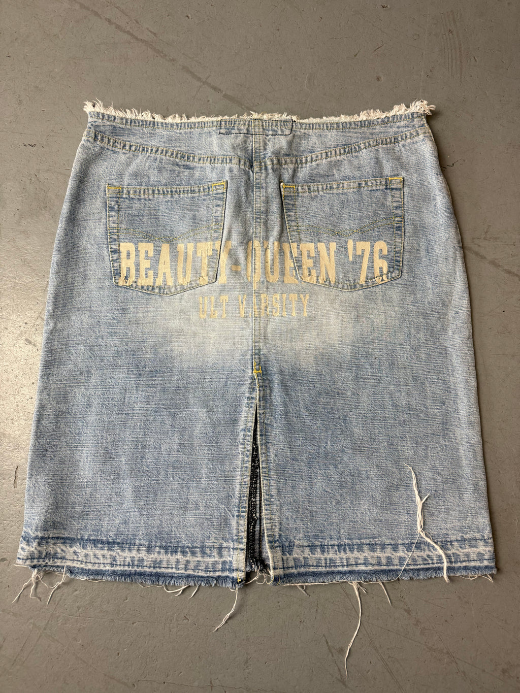 Vintage Vintage Unlimited Denim Midi Skirt with Backprint für Damen. Y2K Secondhand 2000s Fashion.
