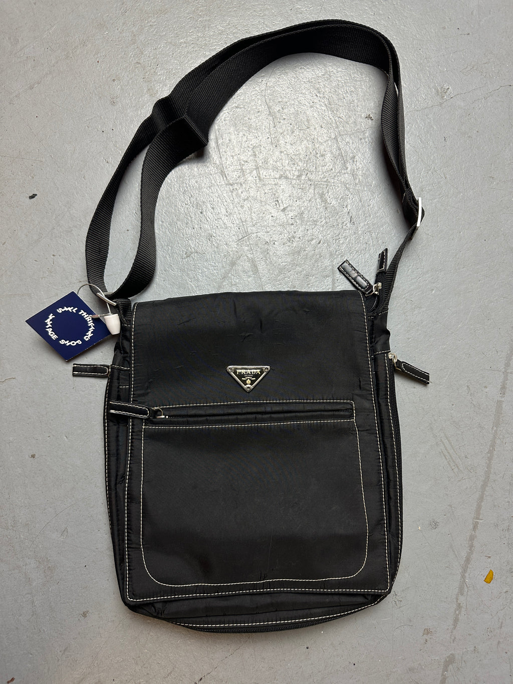 Produktbild Vintage Black Prada Messenger Bag von vorne 