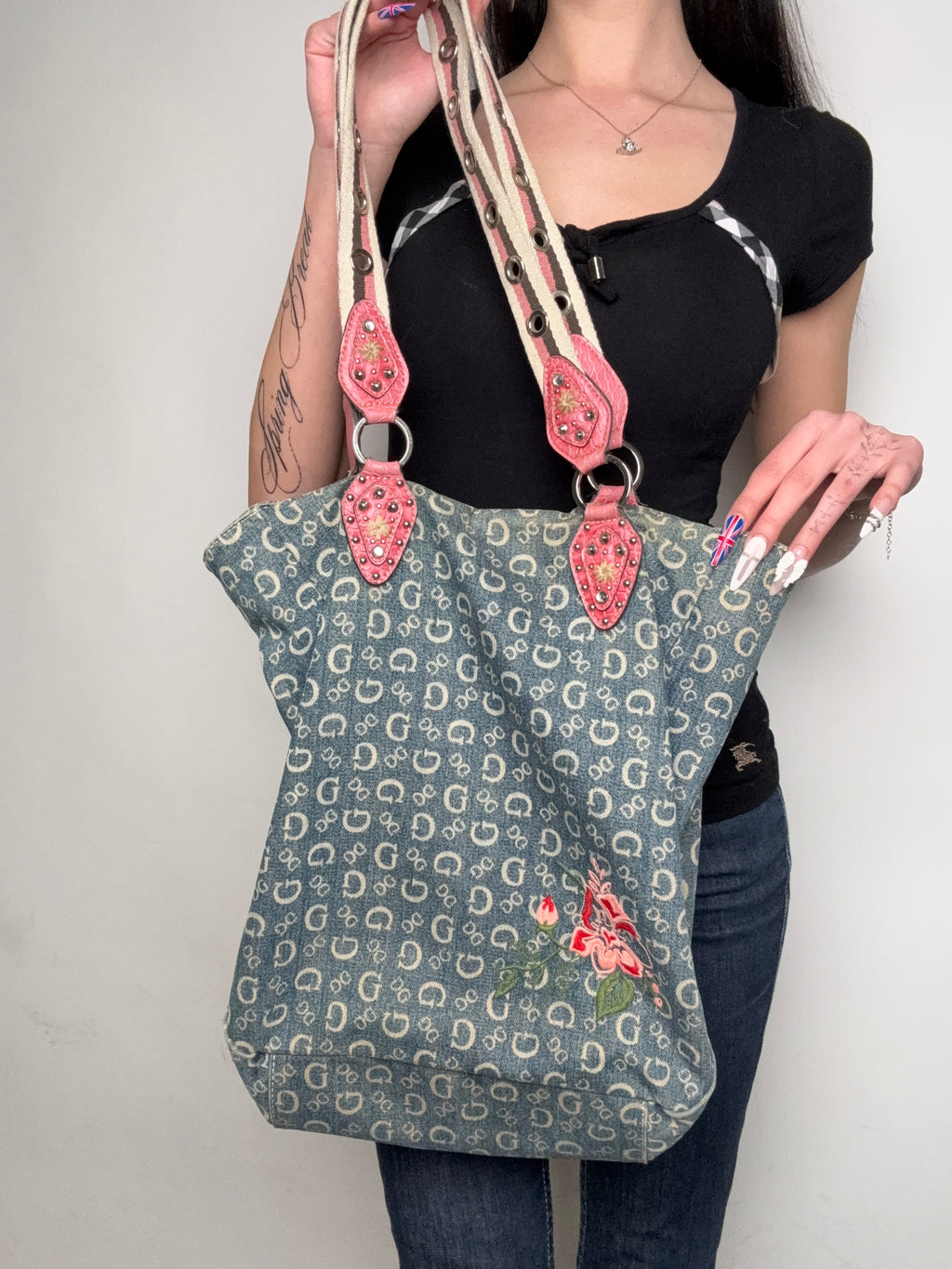 Tragebild von einer Vintage CNTY BAGS Guess Denim Tote Bag with Pink Details von vorne