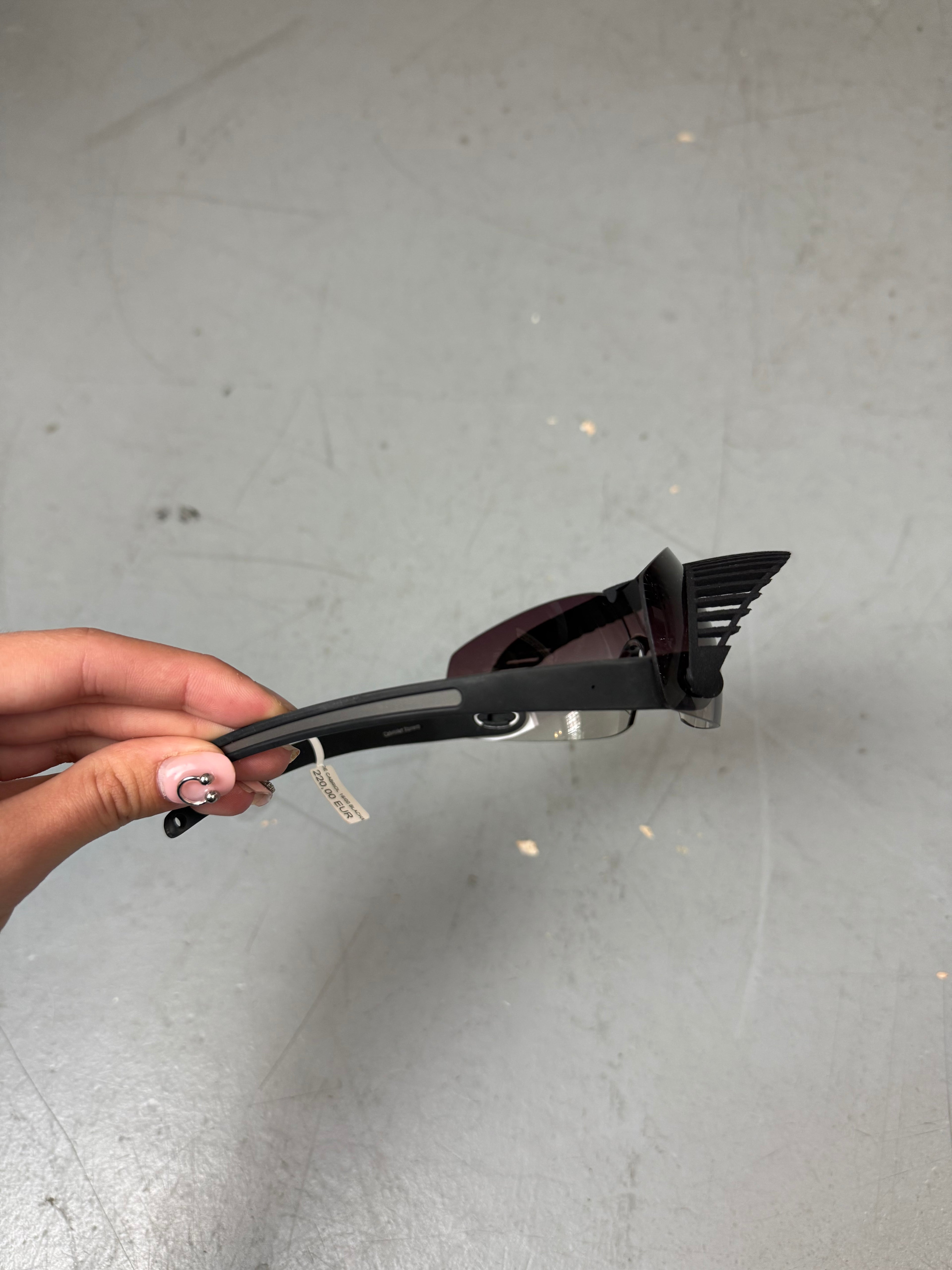 Eine Sonnenbrille von Hoet mit kleinem Schirm über den Gläsern 